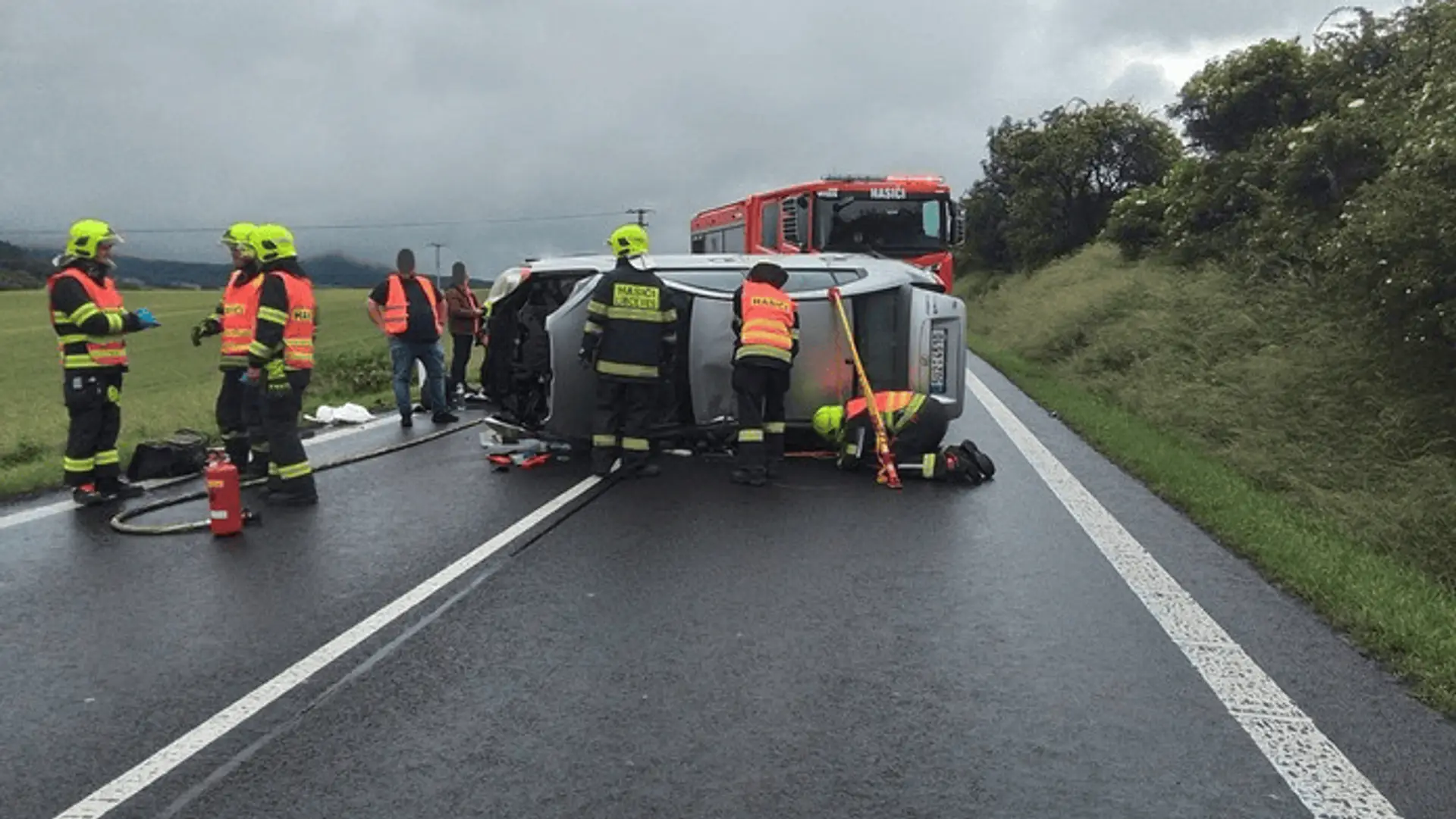 FOTO: Úsmevný omyl českých hasičov. Pri informovaní o nehode zverejnili odvážnu snímku neznámej ženy