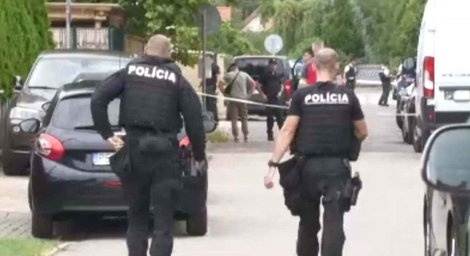 Na snímke polícia počas zásahu po streľbe v Partizánskom.