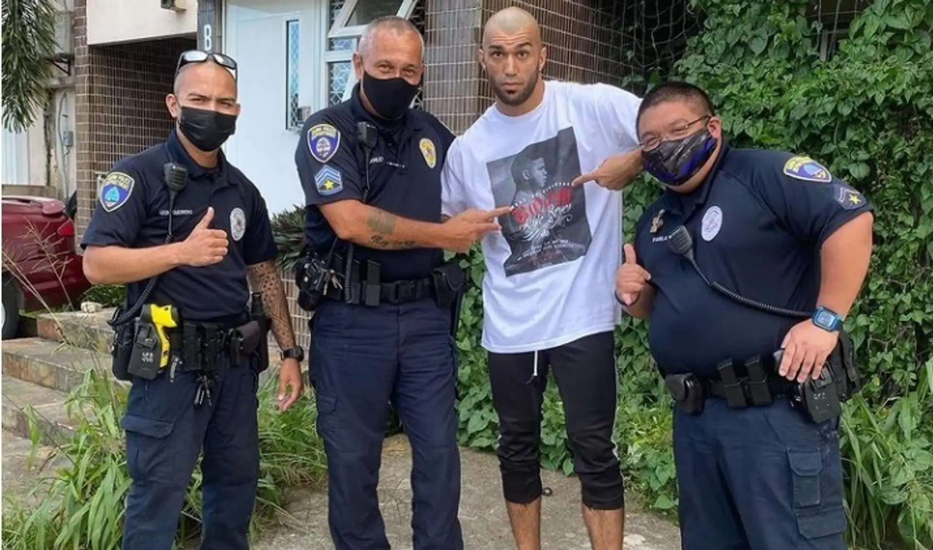 Akmal Khoziev medzi policajtmi.