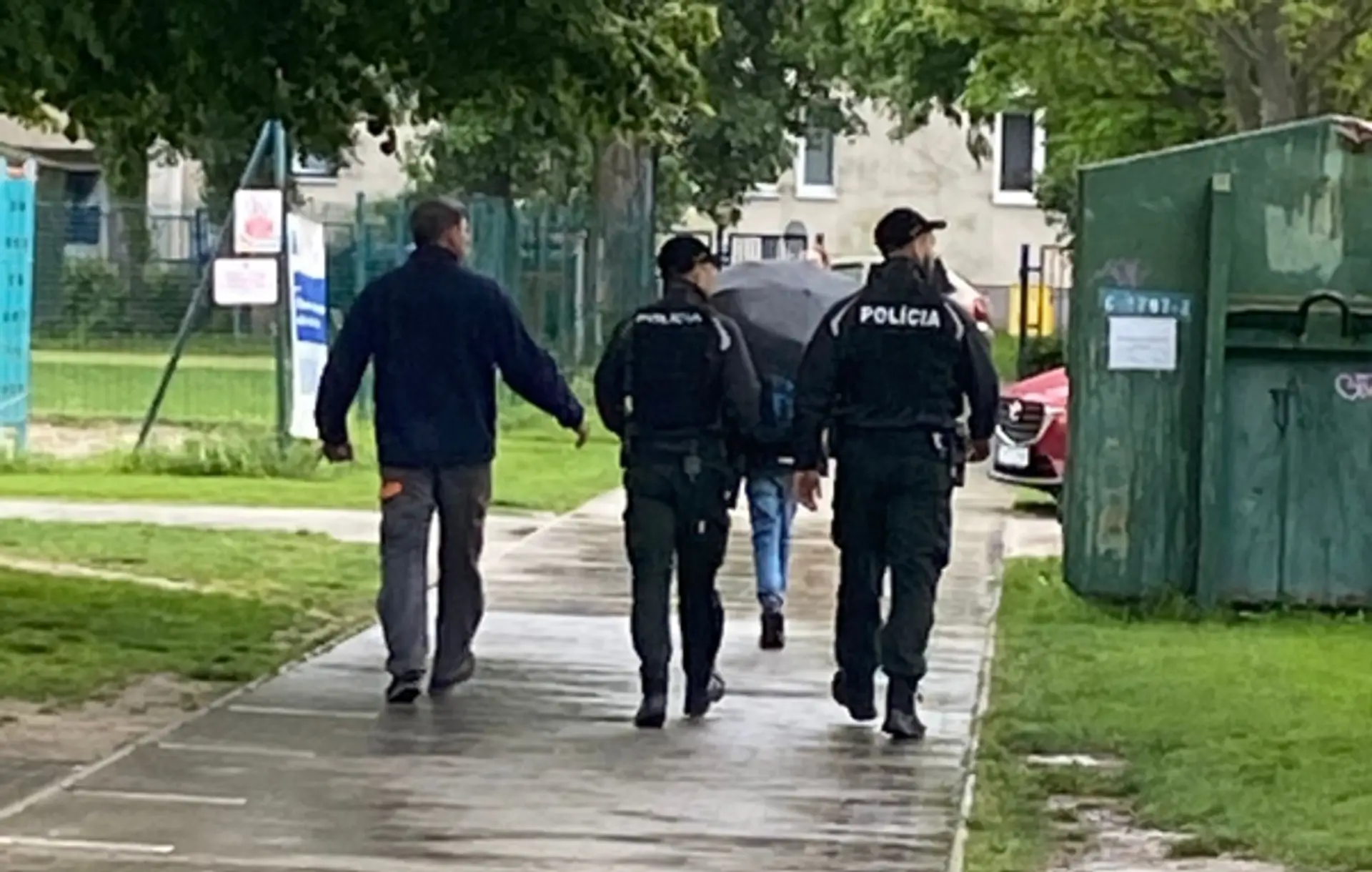 Policajti na základnej škole v bratislavskom Ružinove.