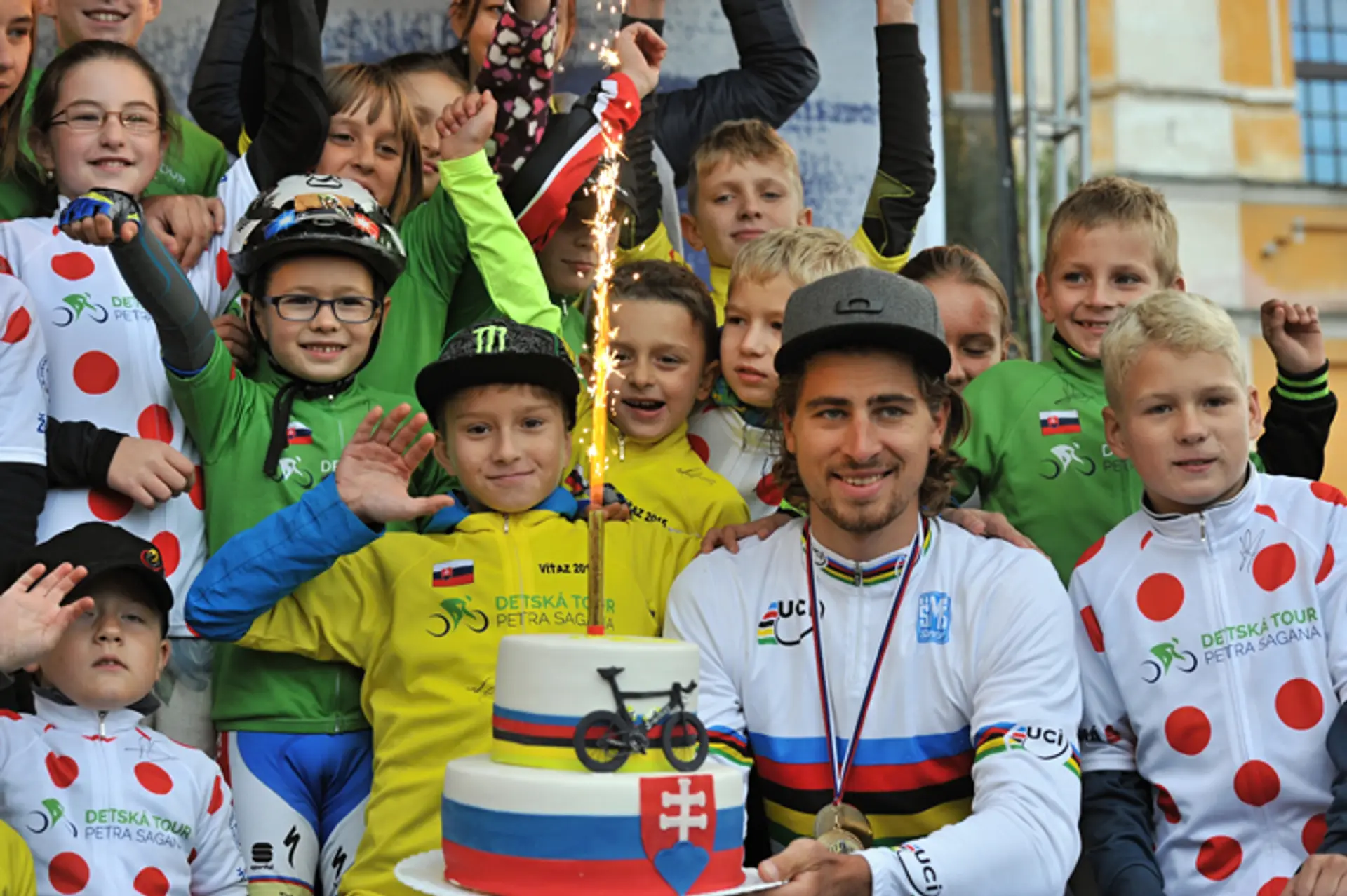 Majster sveta v cestnej cyklistike Peter Sagan a jeho fanúšikovia pózujú na Mariánskom námestí v Žiline. 