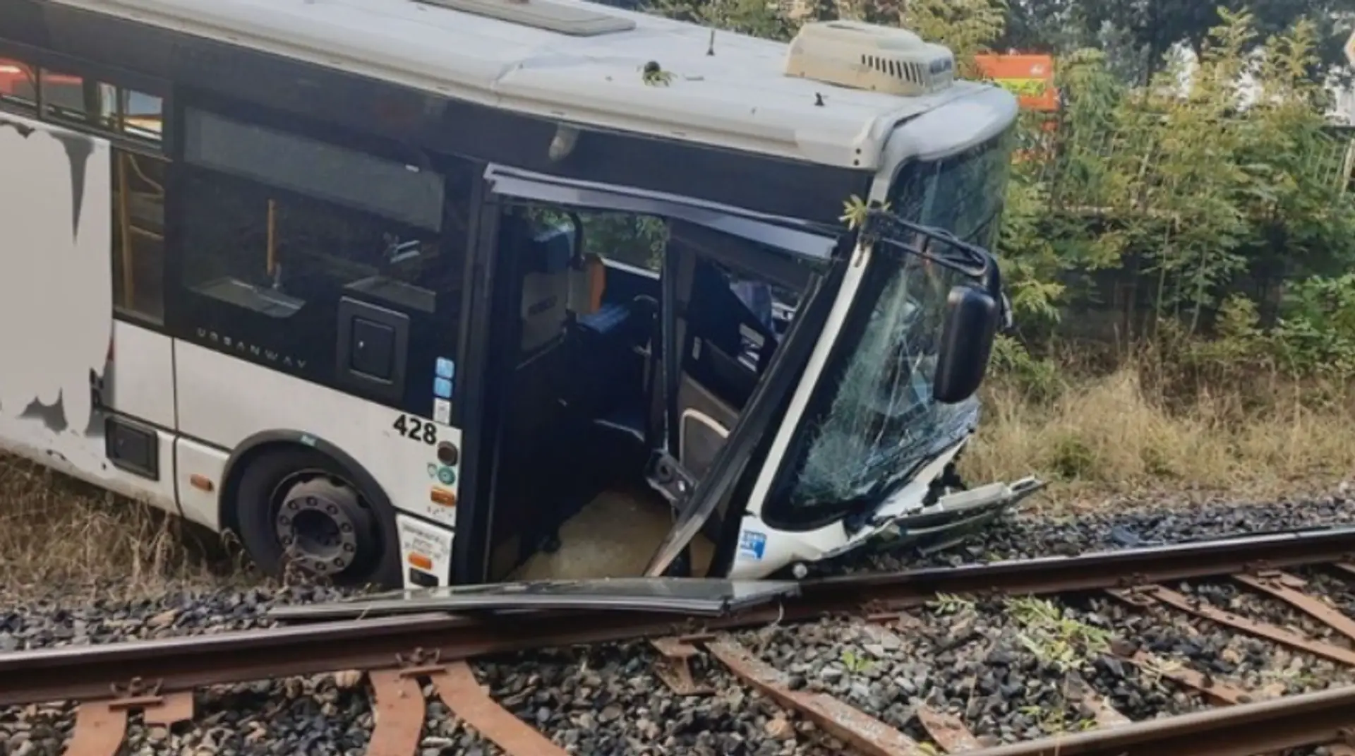 Nehoda autobusu v Karlových Varoch.
