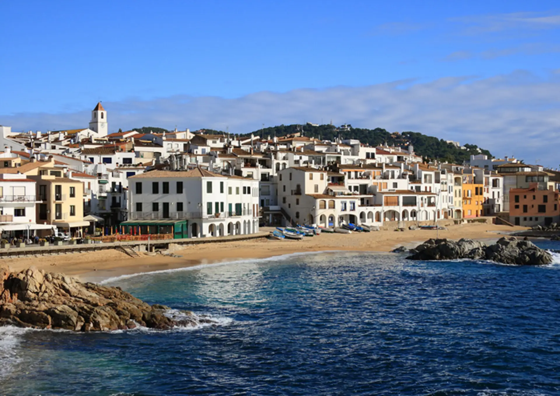 Mesto Calella na pobrežie Costa Brava.