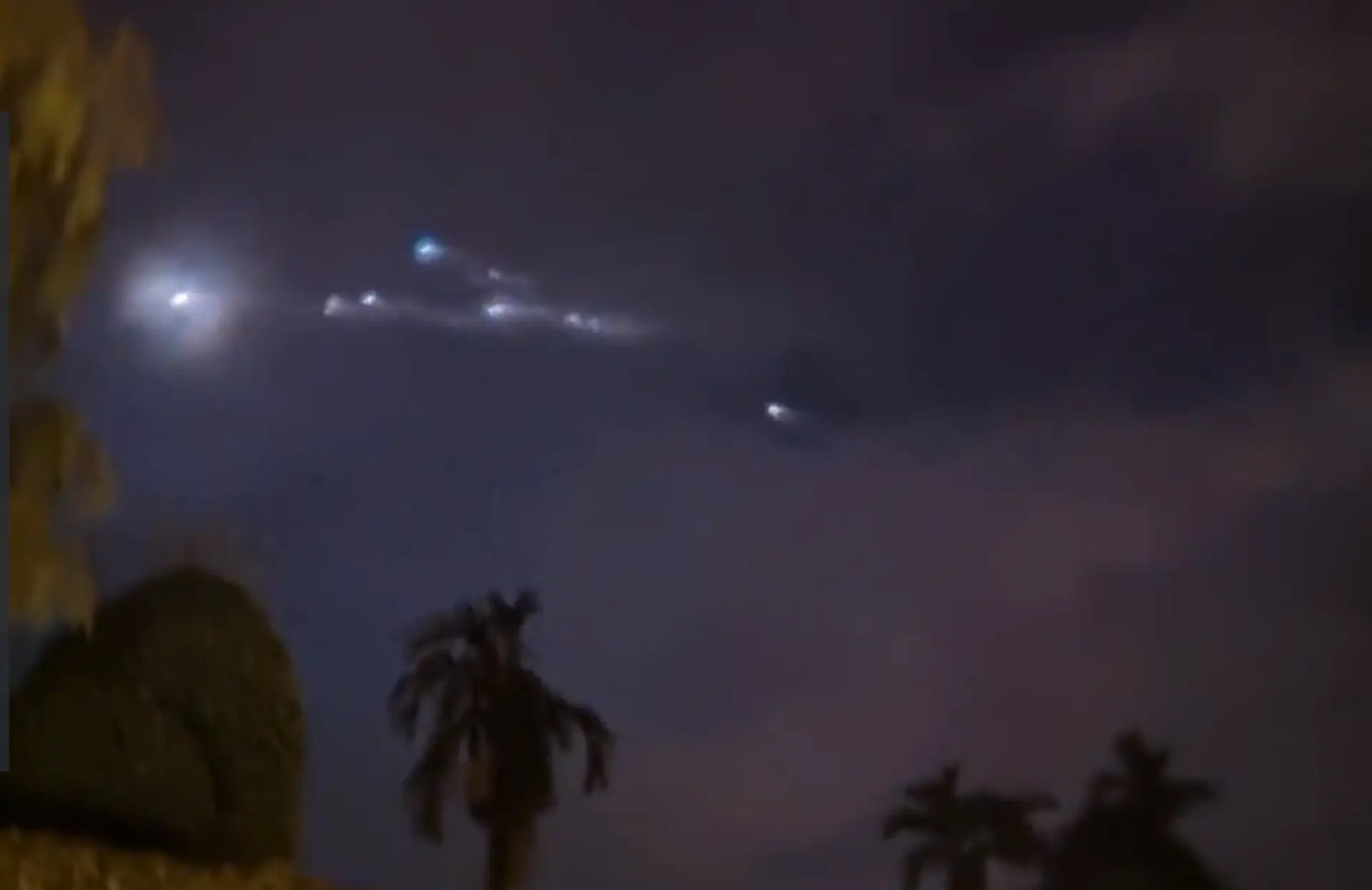 Úlomky čínskej rakety horia po vstupe do atmosféry.