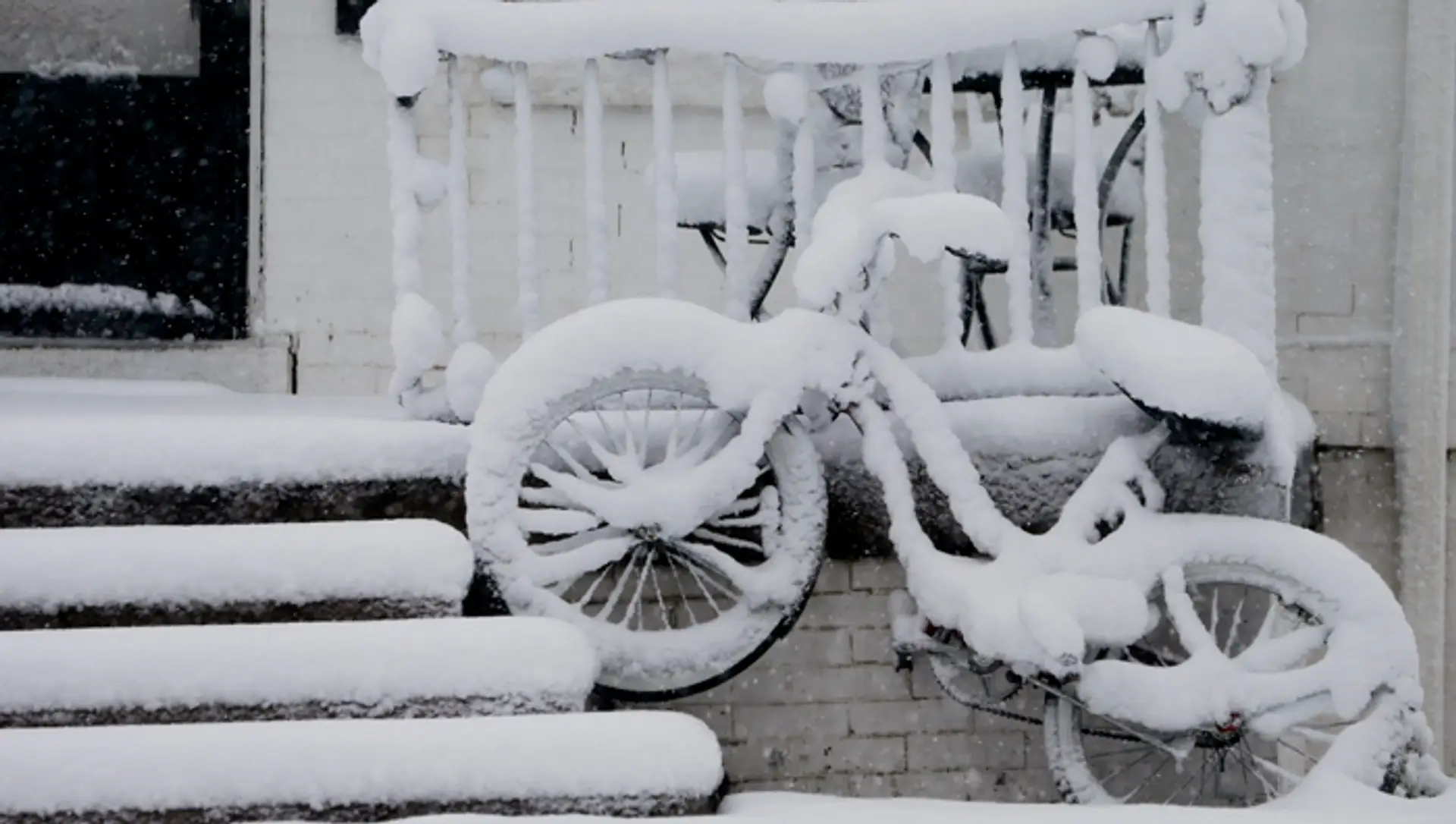 Na snímke snehom zaviaty bicykel