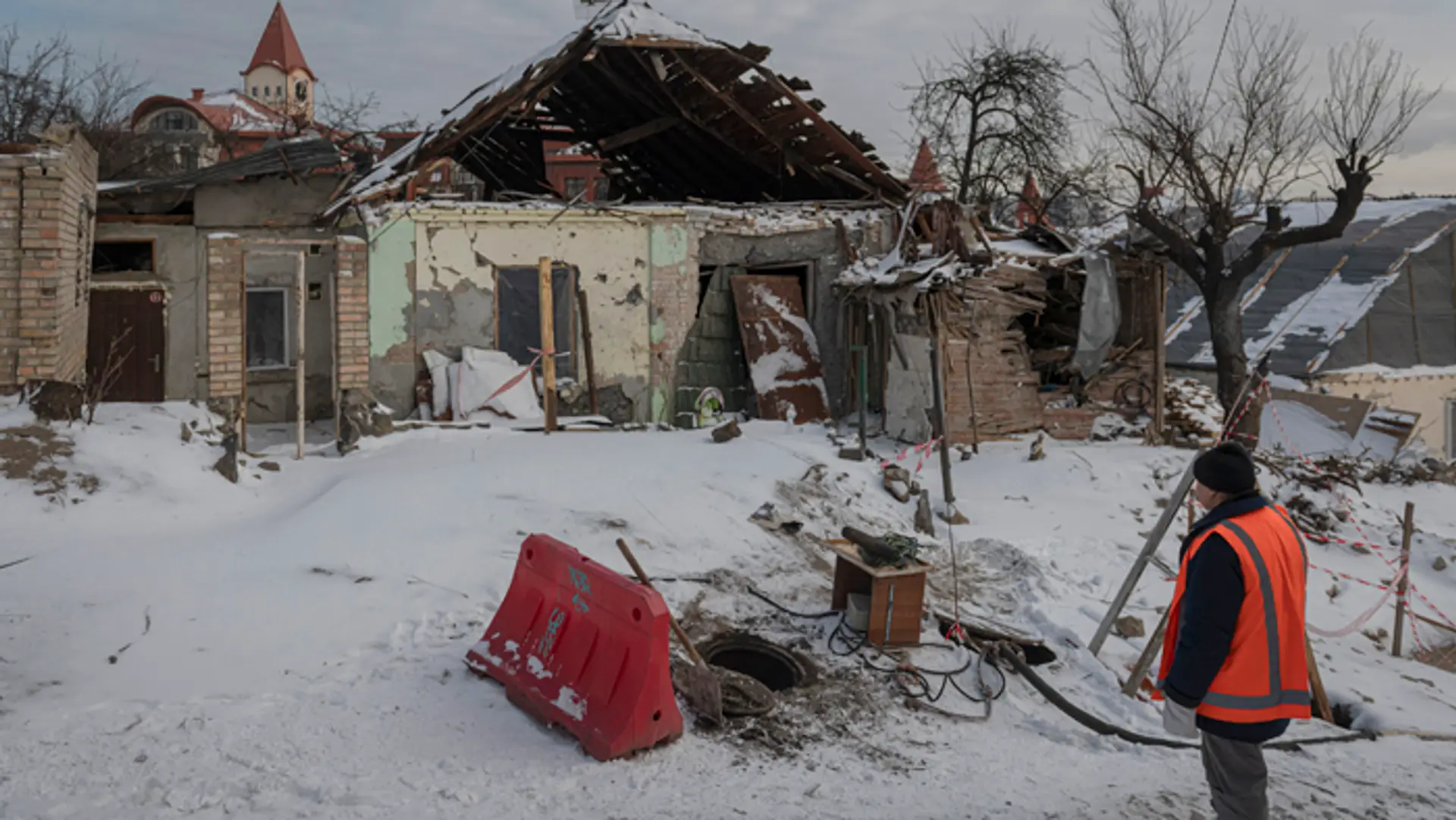 Pracovníci komunálnych služieb čistia oblasť v okolí budov, ktoré zničilo ruské ostreľovanie raketami v Kyjeve.