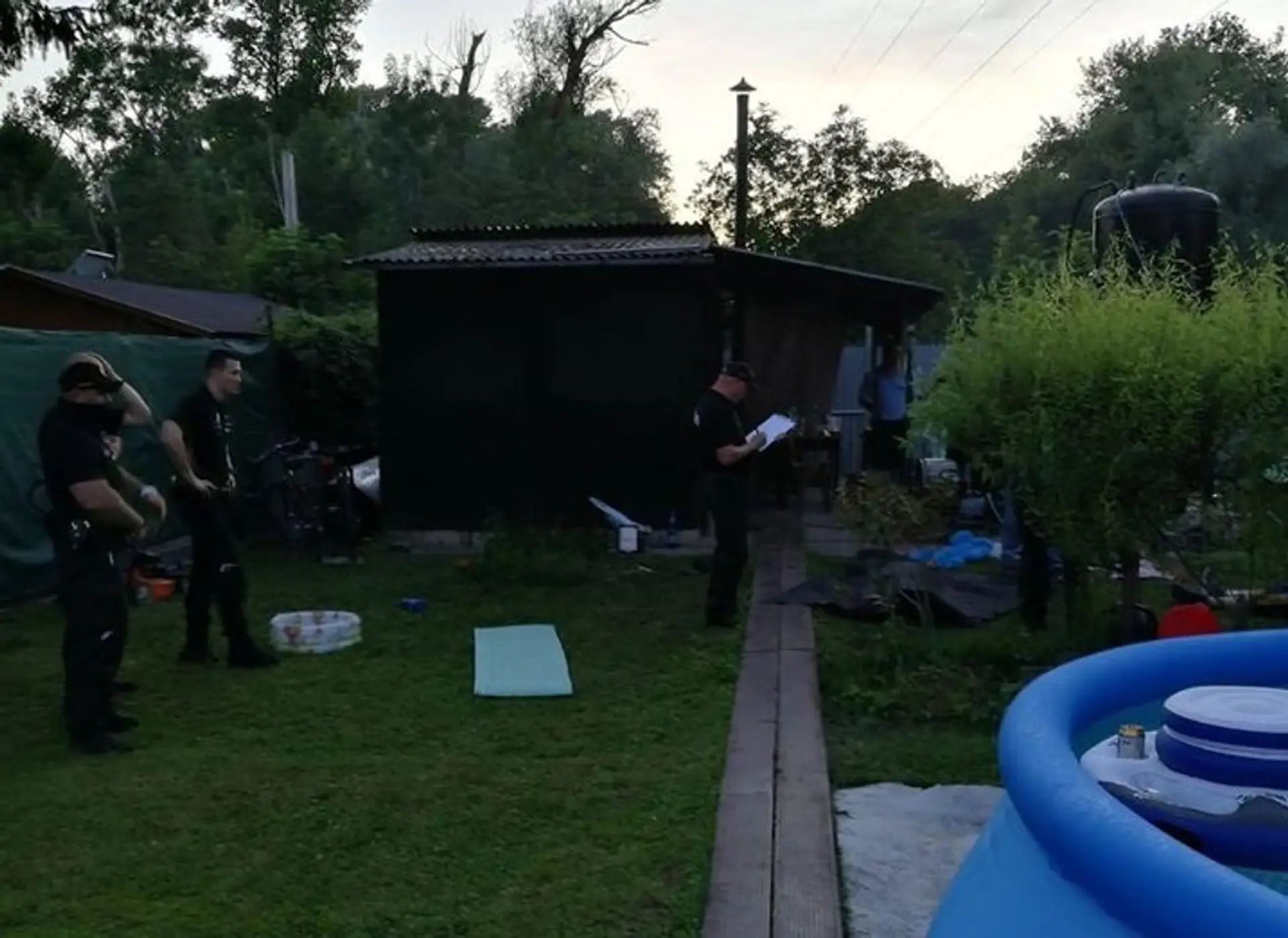 Hasiči zasahujú v záhradkárskej oblasti.