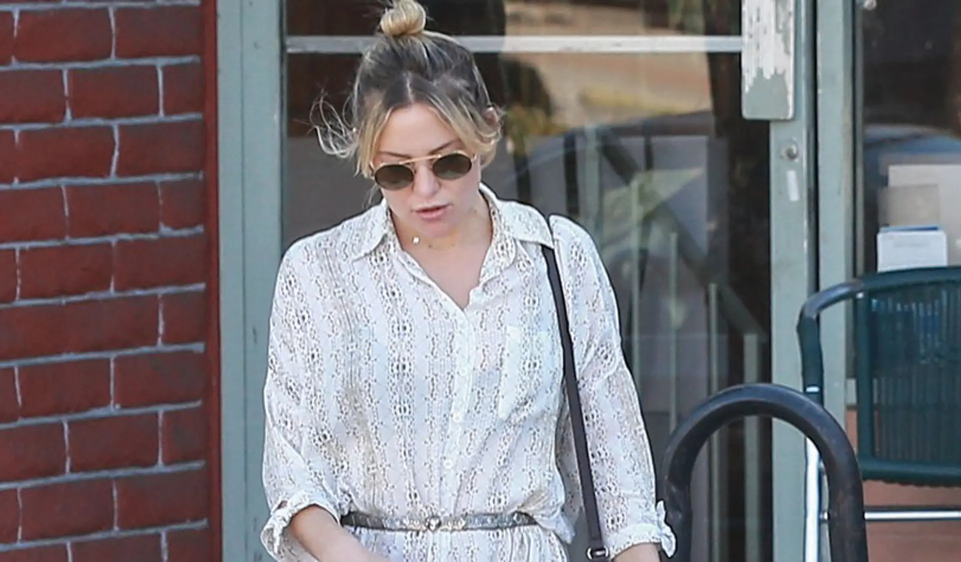 Kate Hudson vystupovala z auta. Zradili ju neposlušné šaty