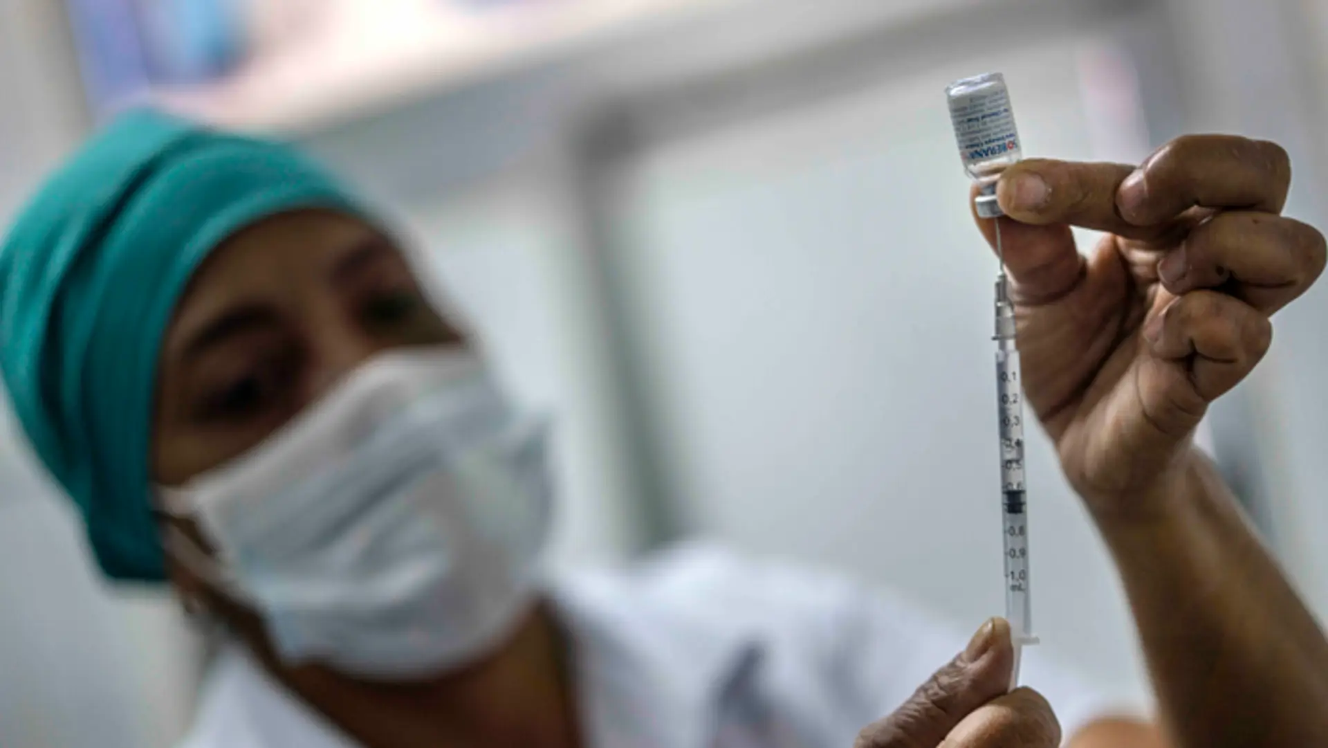 Zdravotná sestra naťahuje z ampulky kubánsku vakcínu Soberana 2 proti ochoreniu COVID-19.