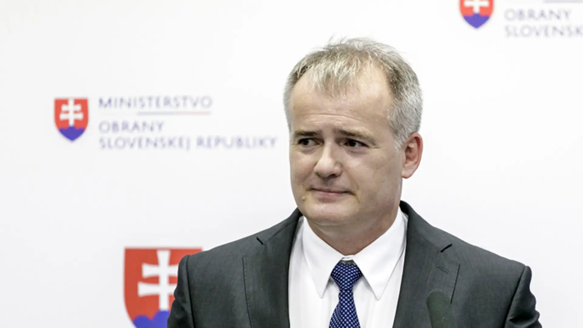Kráľovský pár na "brigáde" v pekárni.