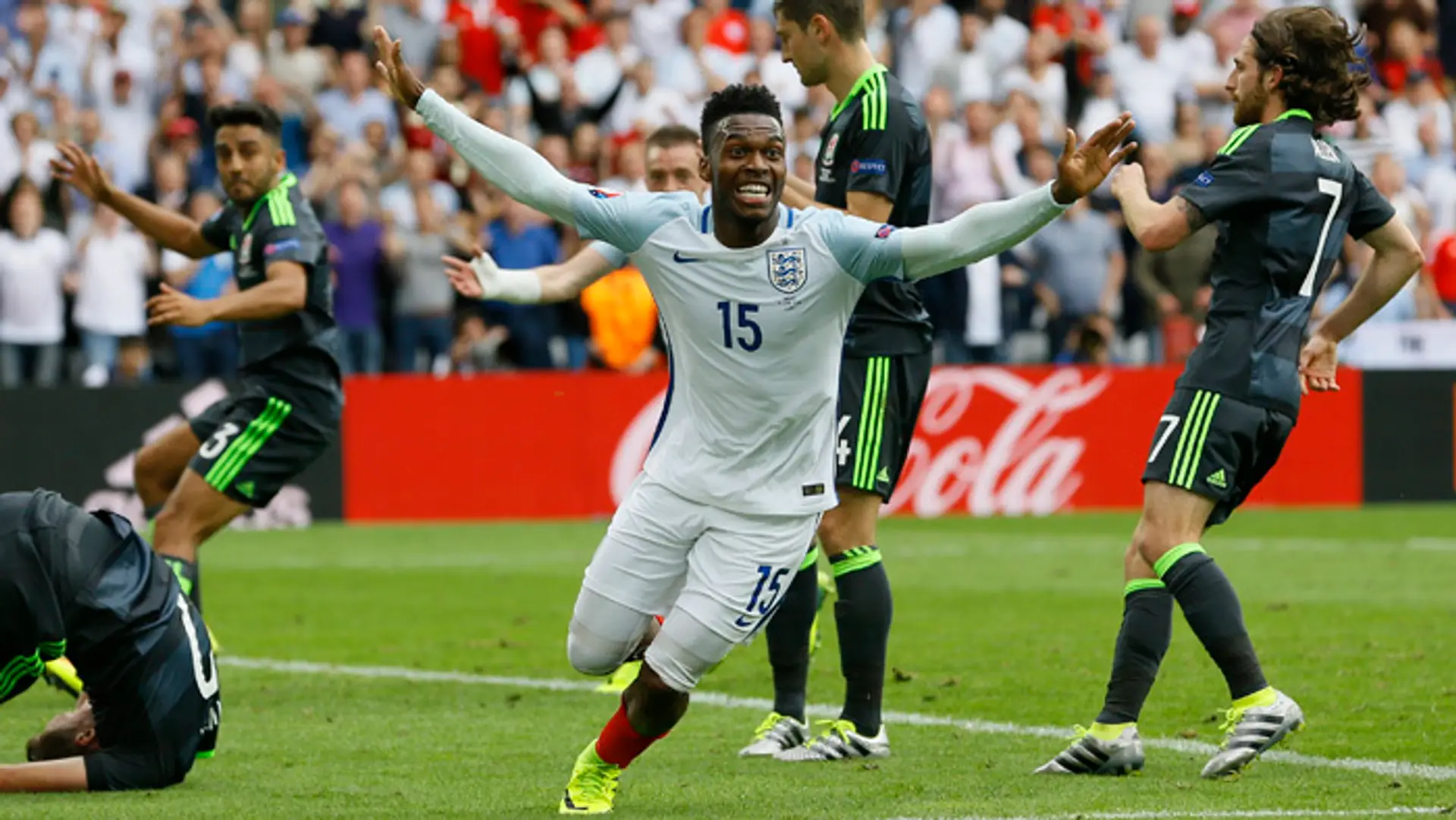 Anglický futbalista Daniel Sturridge sa teší po strelení víťazného gólu na 2:1 proti Walesu.