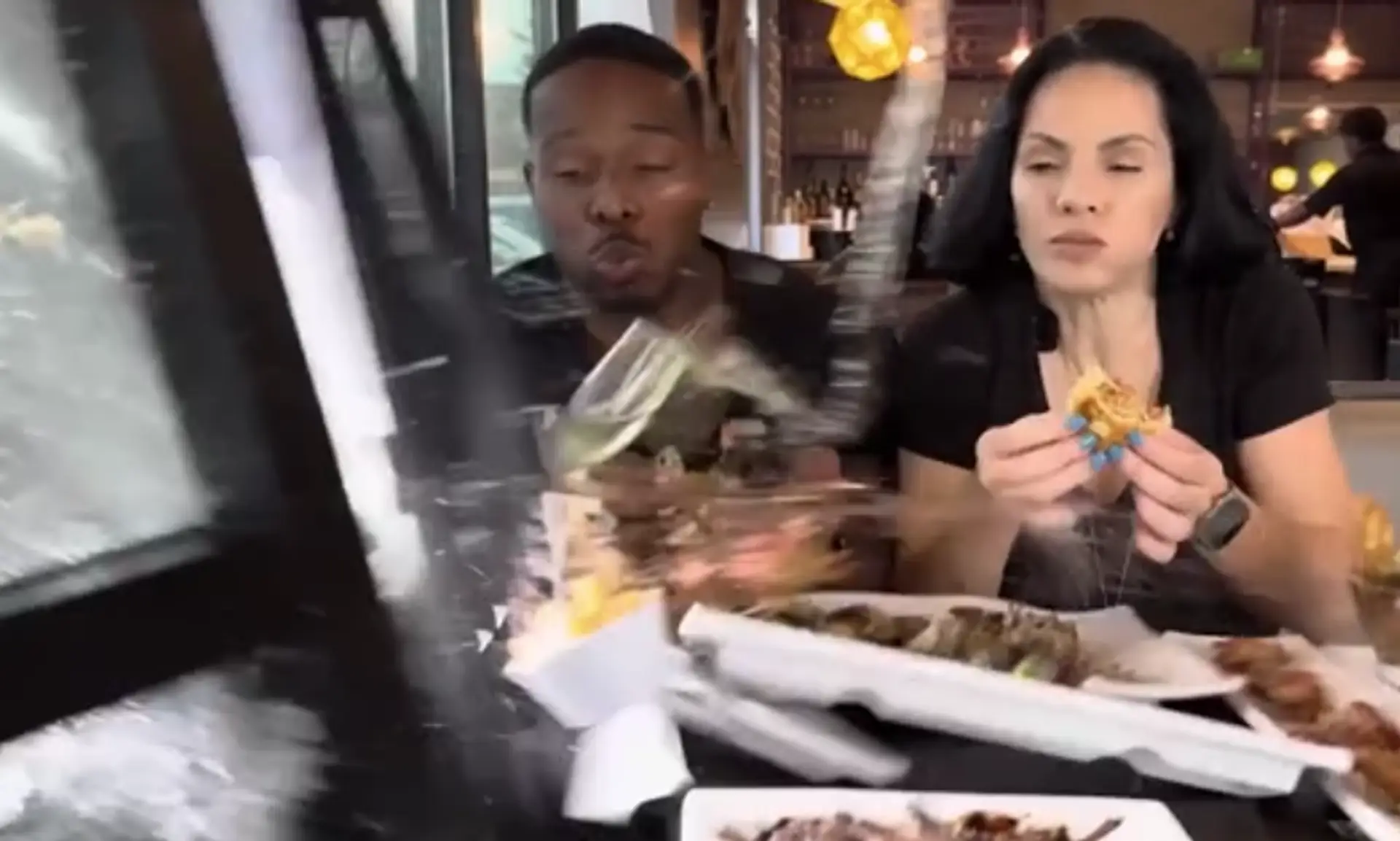 Food influencerov pri ochutnávke jedla takmer zabil náraz auta.