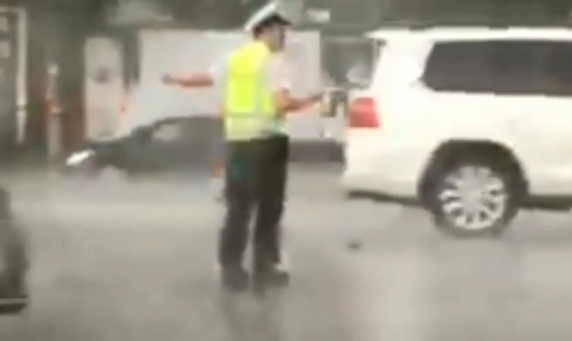 Policajt riadi dopravu v poriadnom lejaku