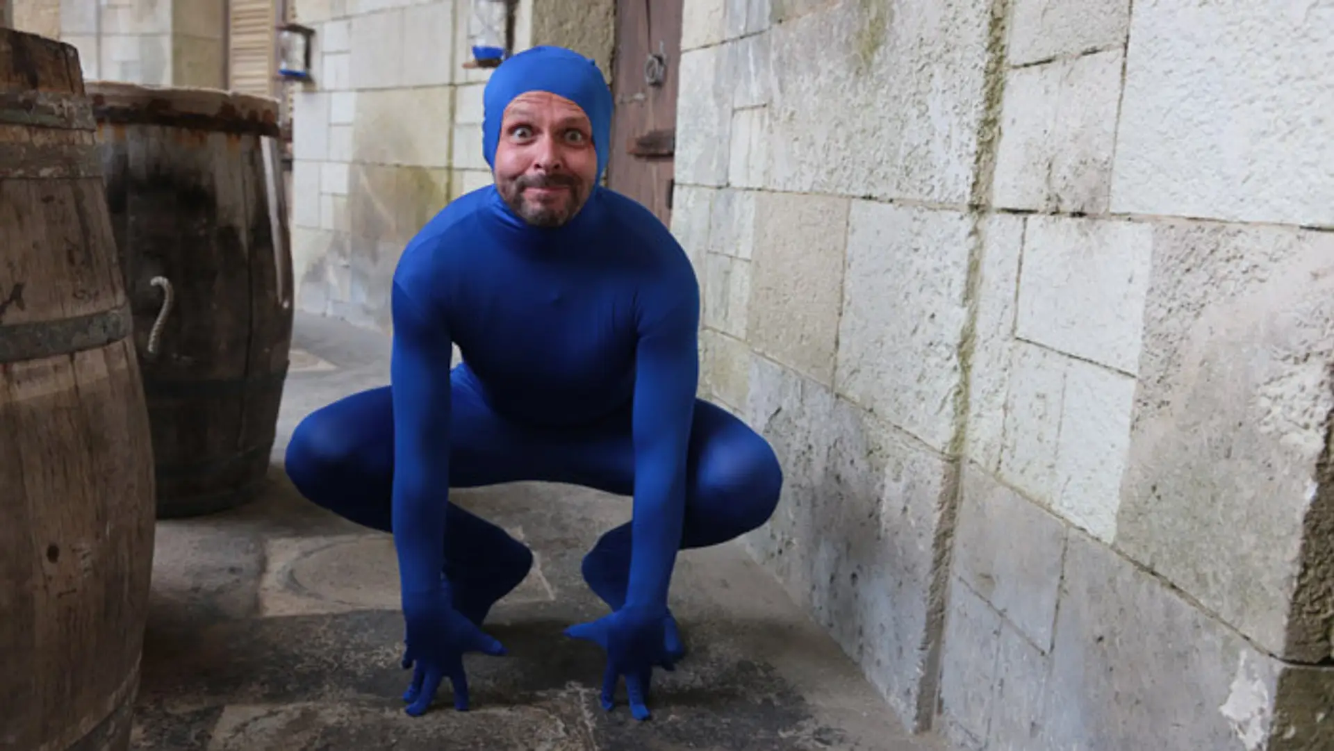 Rasťo Sokol ako modrý Spiderman. Prípadne žaba ...