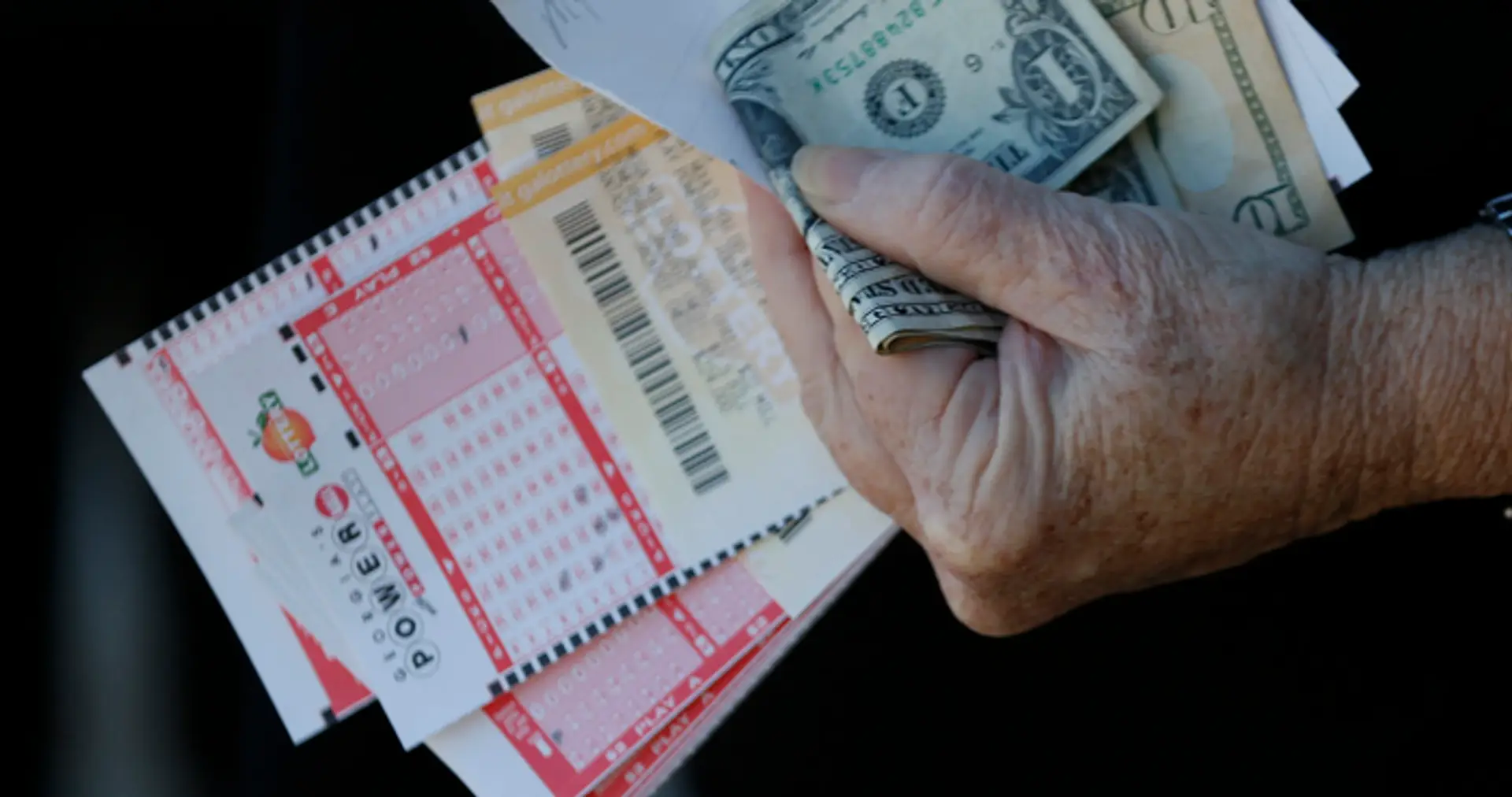 Tipijúci, ktorý čaká v rade na podanie lotérie Powerball.