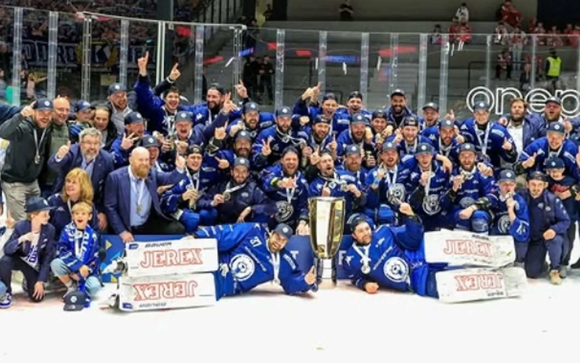Hokejisti Komety Brno oslavujú titul v ročníku 2024/25
