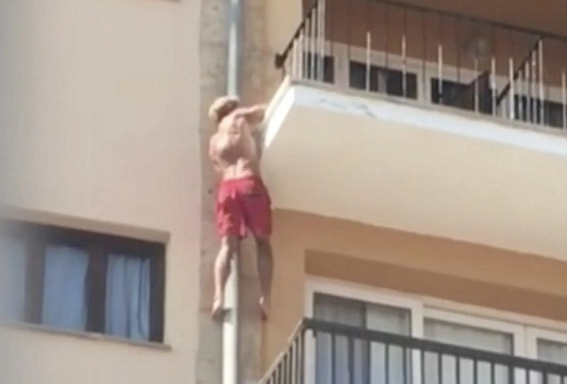 Turista skákal z balkóna do bazéna