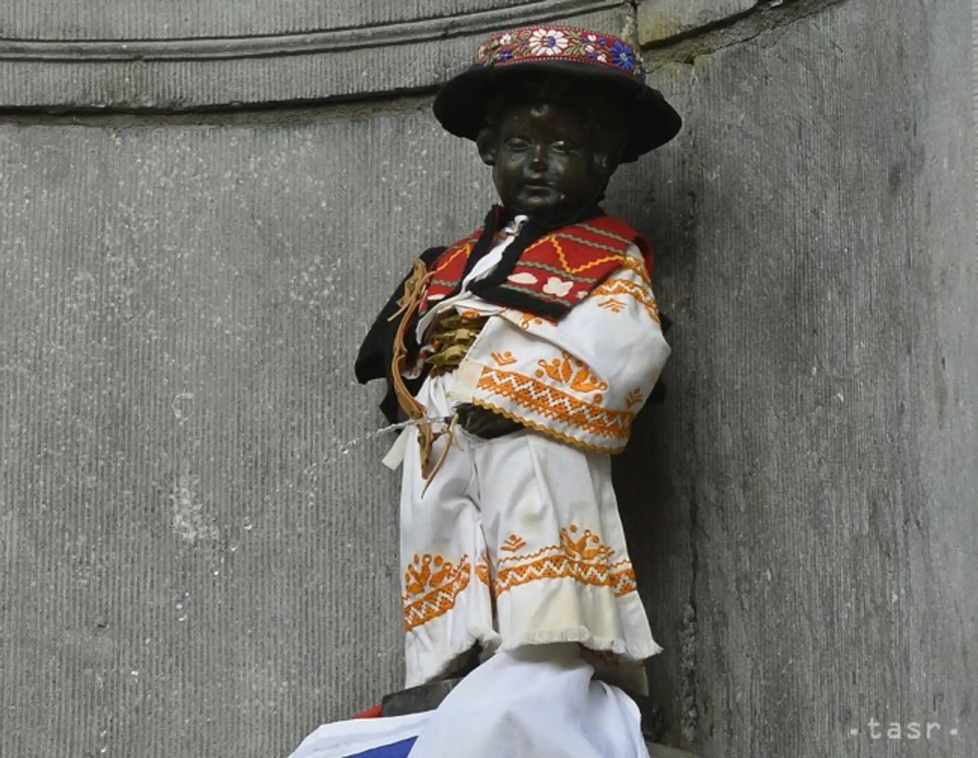 Manneken-Pis v slovenskom kroji.