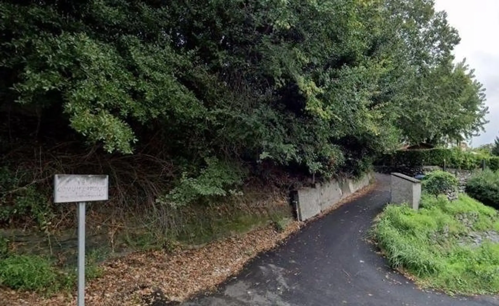 Cesta vedúca k domu, v ktorom objavili telo ženy.