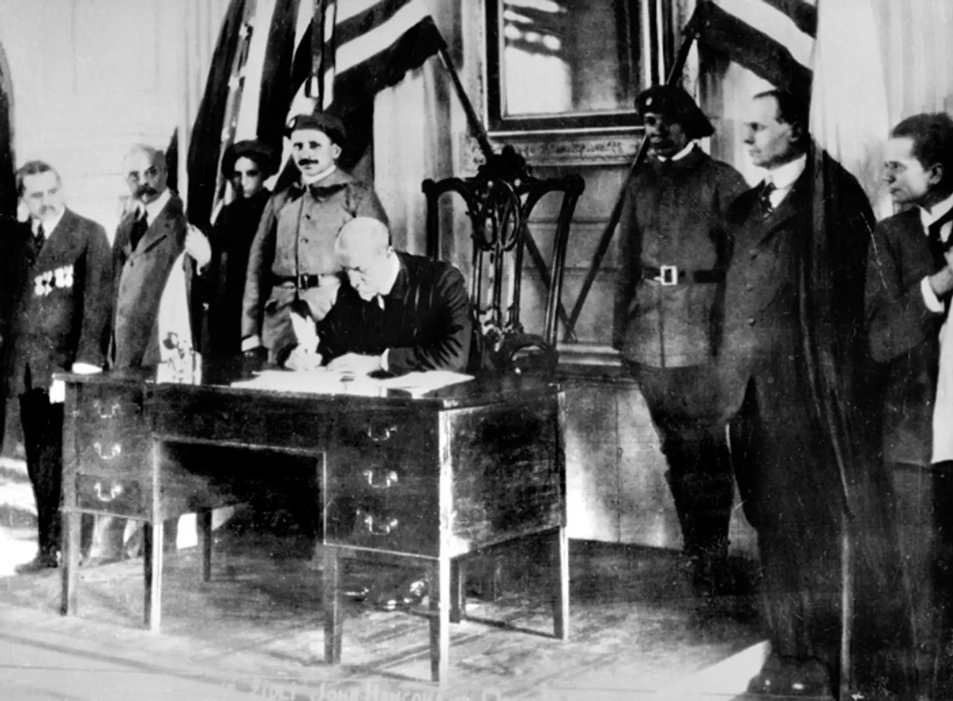 Vyhlásenie československej samostatnosti vo Philadelphii v USA, profesor T. G. Masaryk pri podpise 26. októbra 1918.