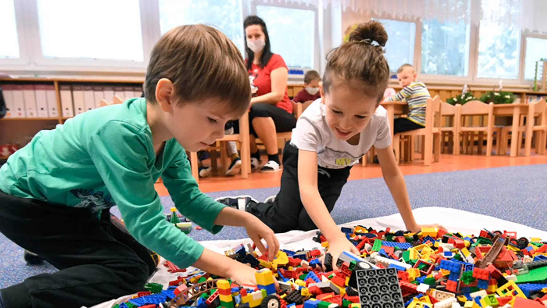 Deti sa hrajú v materskej škole v Košiciach.