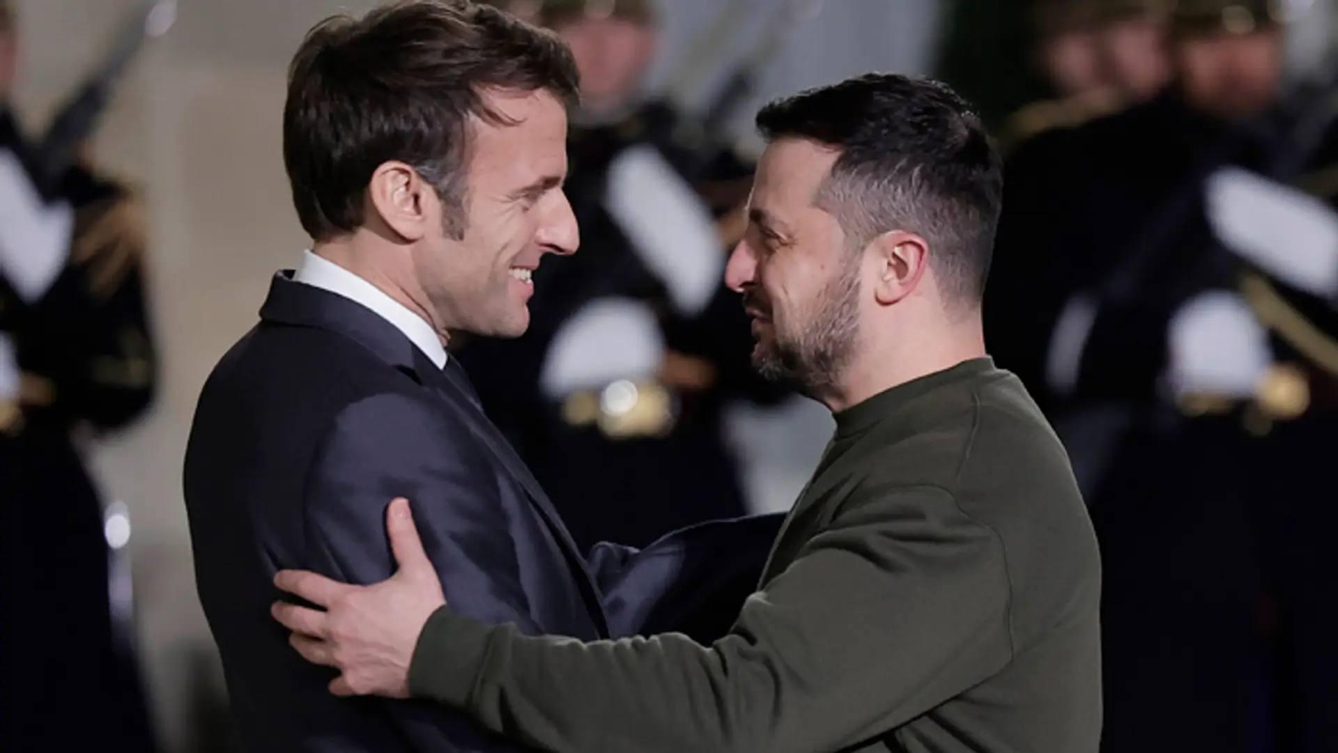 Ukrajinský prezident Volodymyr Zelenskyj a francúzsky prezident Emmanuel Macron.