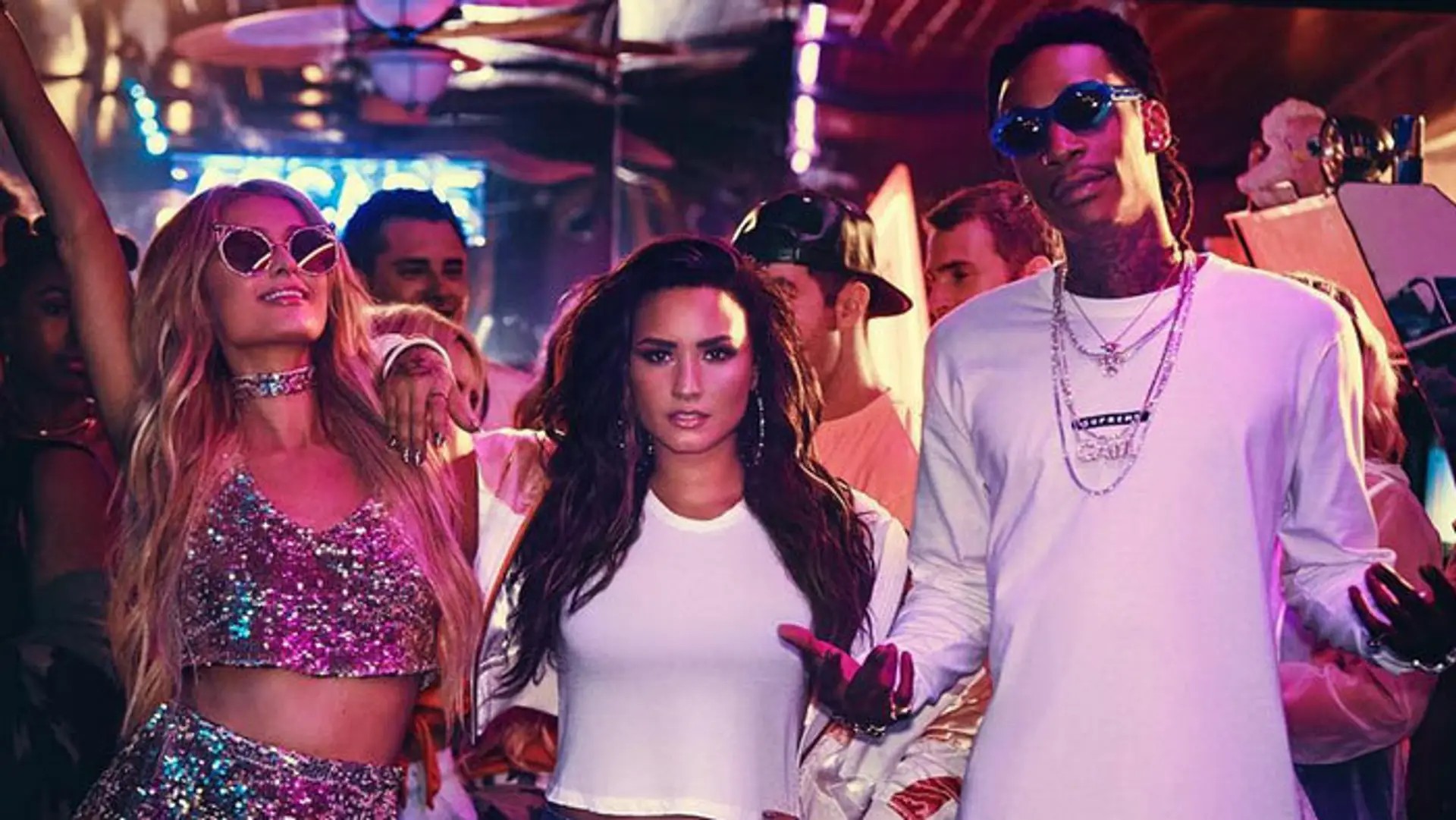 Paris Hilton, Demi Lovato a Wiz Khalifa vo videoklipe Sorry Not Sorry