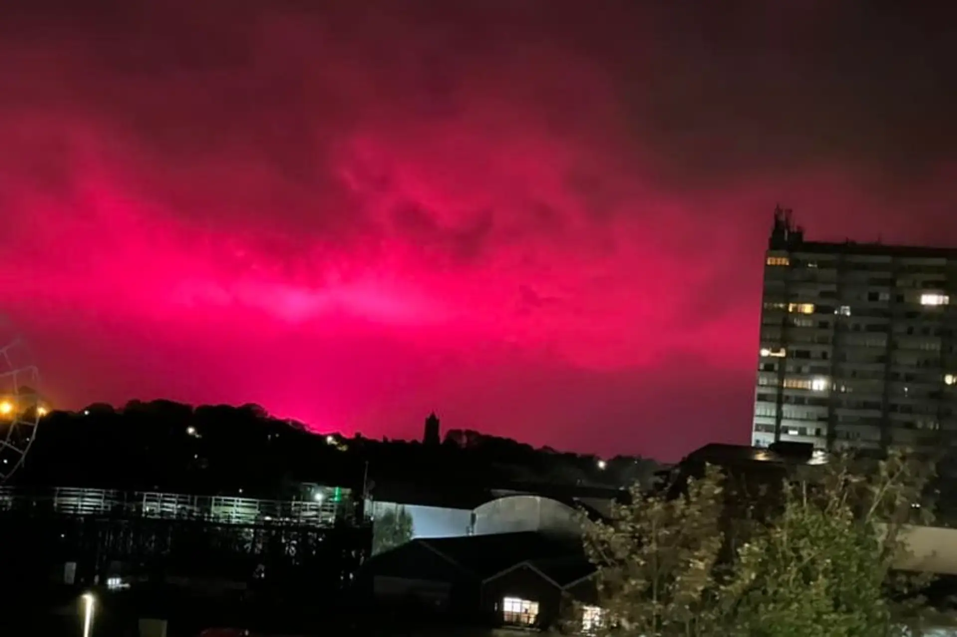 Ružová žiara nad Anglickom.