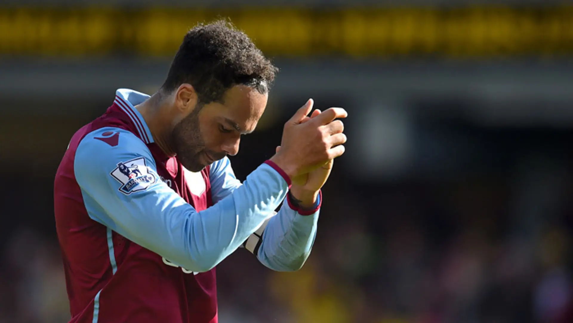 Na archívnej snímke hráč Aston Villa Joleon Lescott.