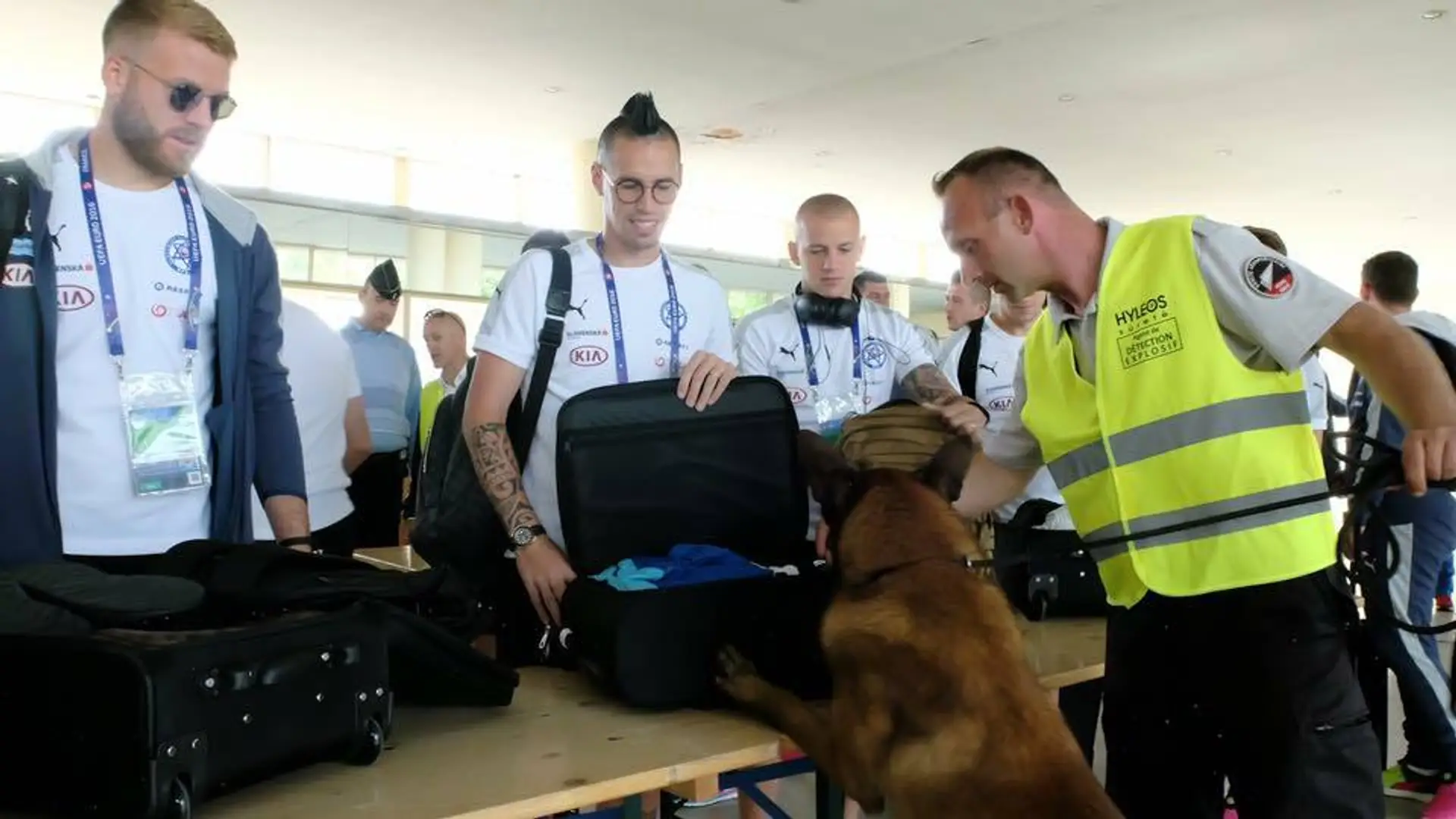 Marek Hamšík sleduje kontrolu svojej batožiny policajným psom po príjazde do Bordeaux.