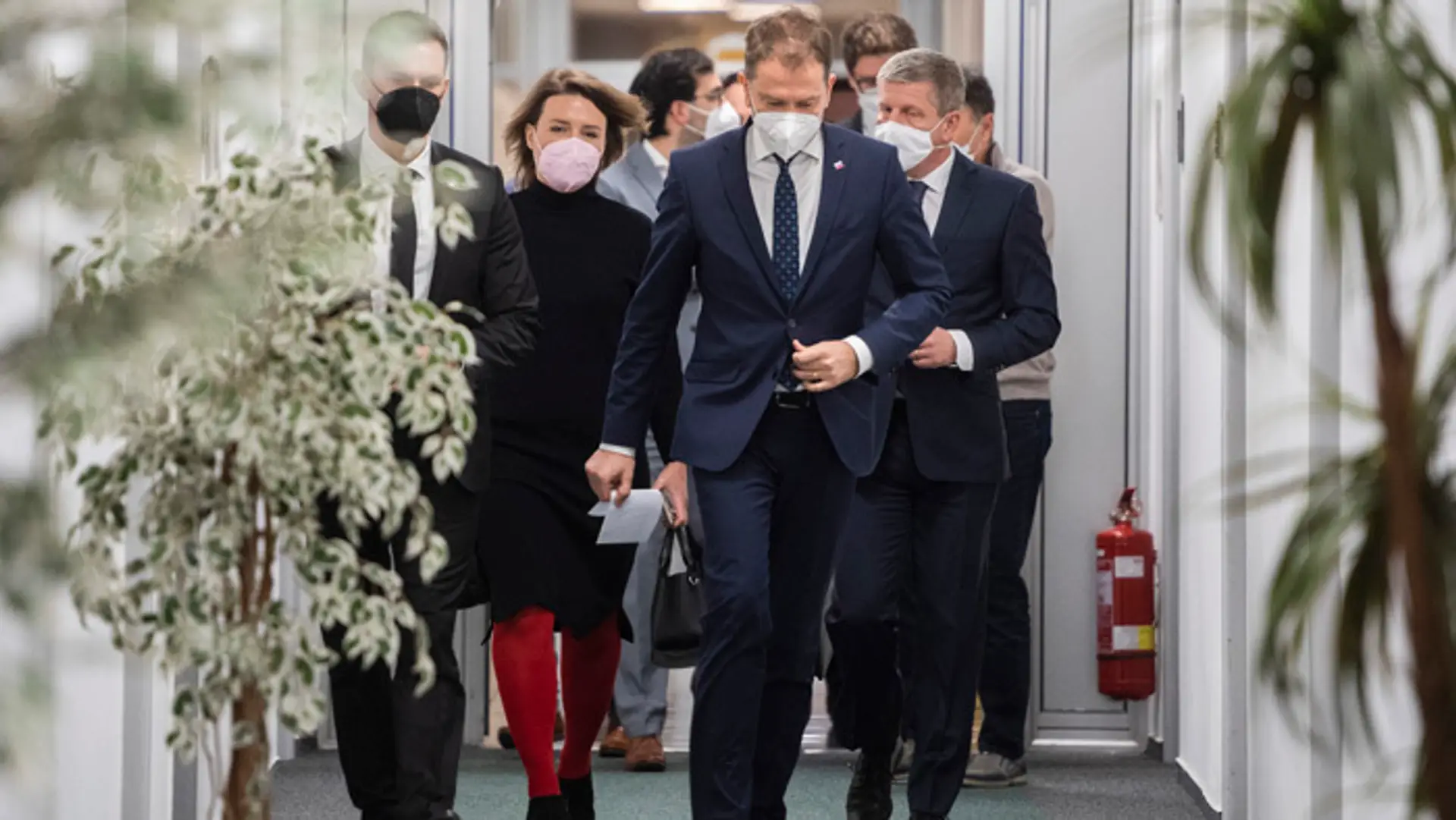 Ministri Igor Matovič, v pozadí Vladimír Lengvarský.
