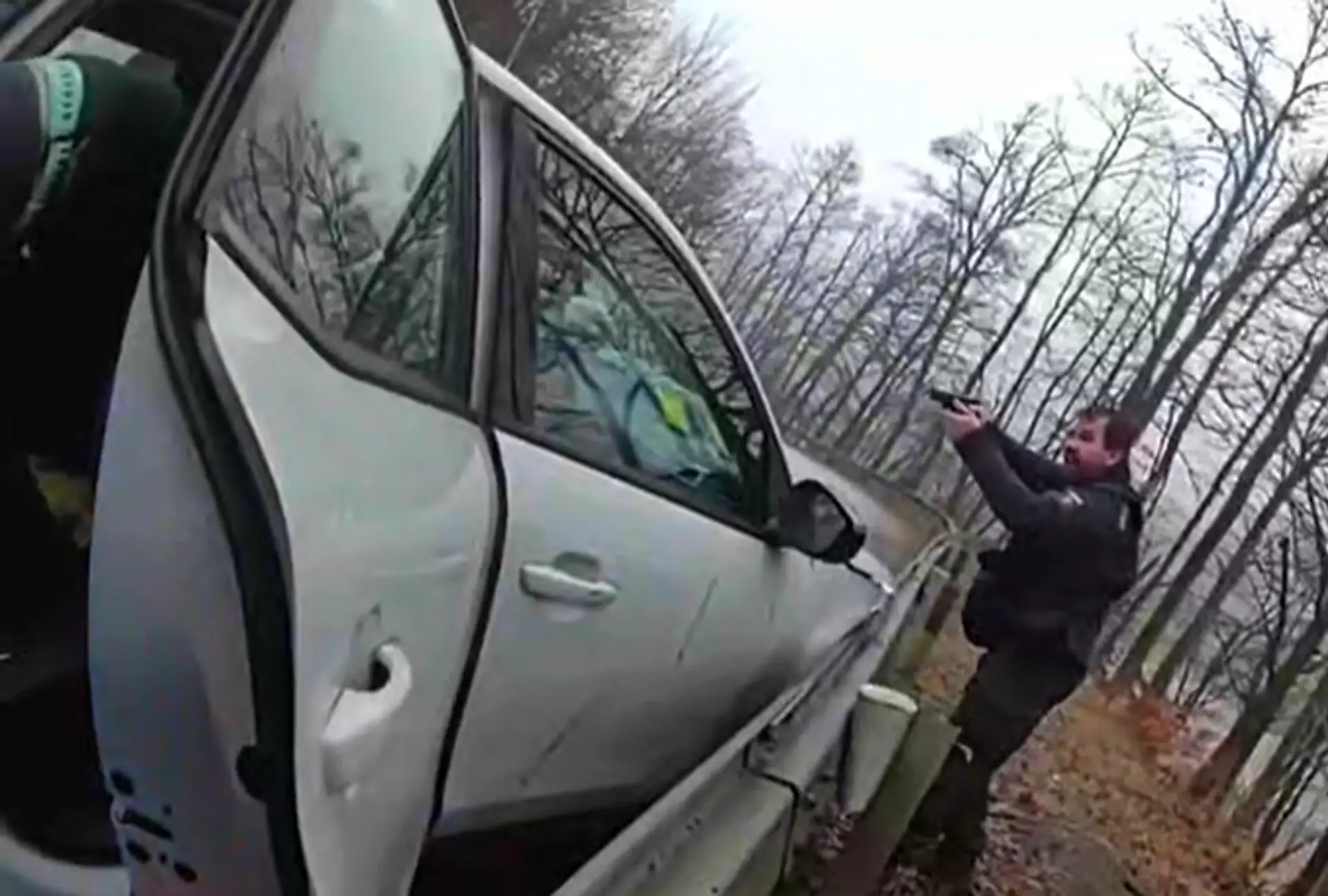 Policajt mieri na vodiča.