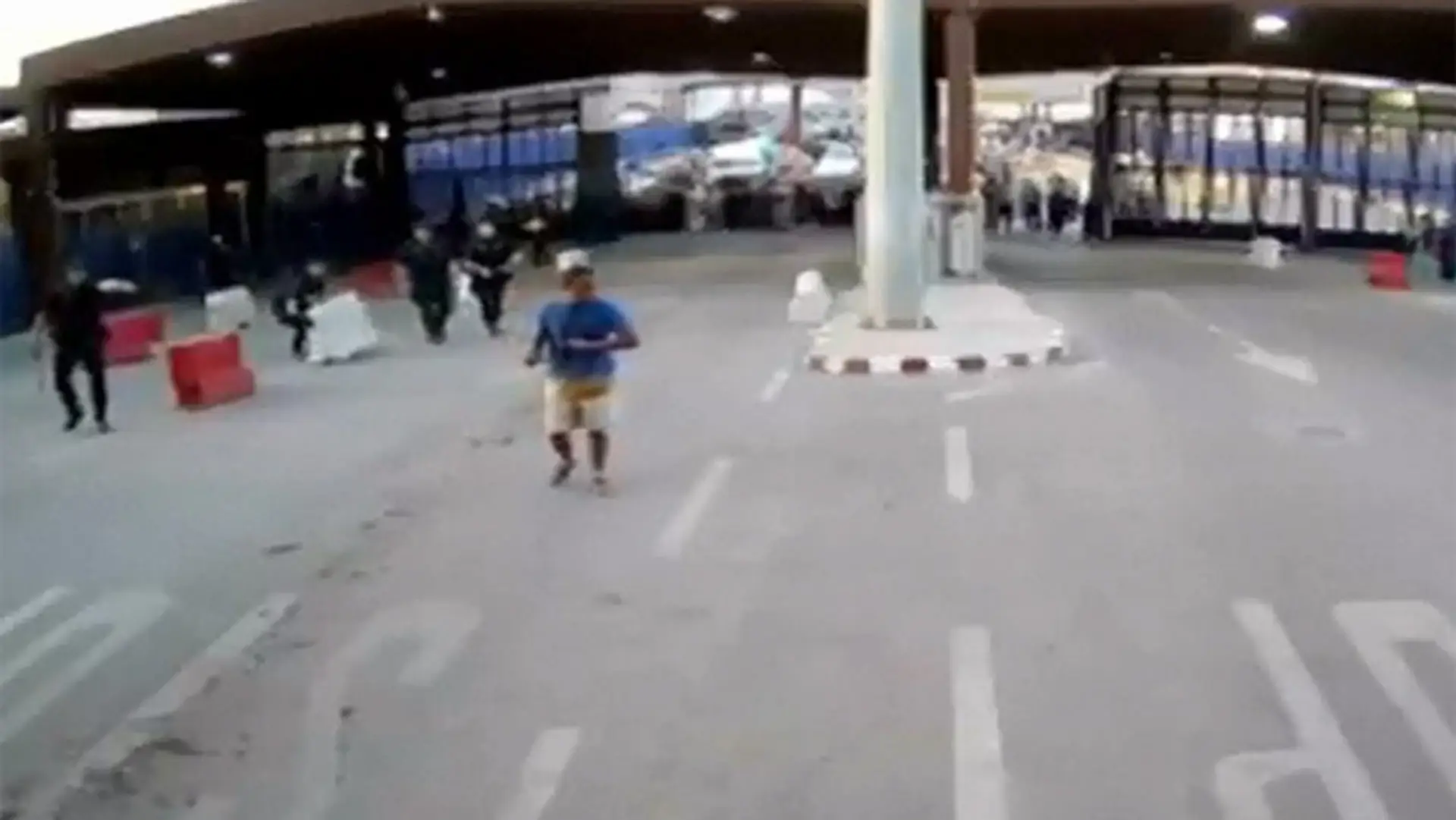 Muž zaútočil na policajta.