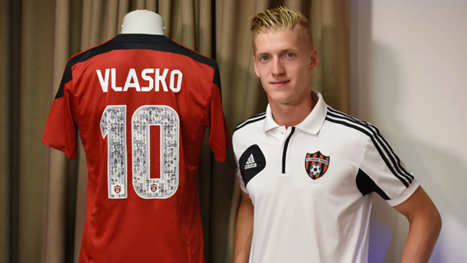 Ján Vlasko (FC Spartak) s dresom, kde je číslo vyplnené fotkami fanúšikov. Takýto dres budú nosiť hráči na zápasy Fortuna Ligy.