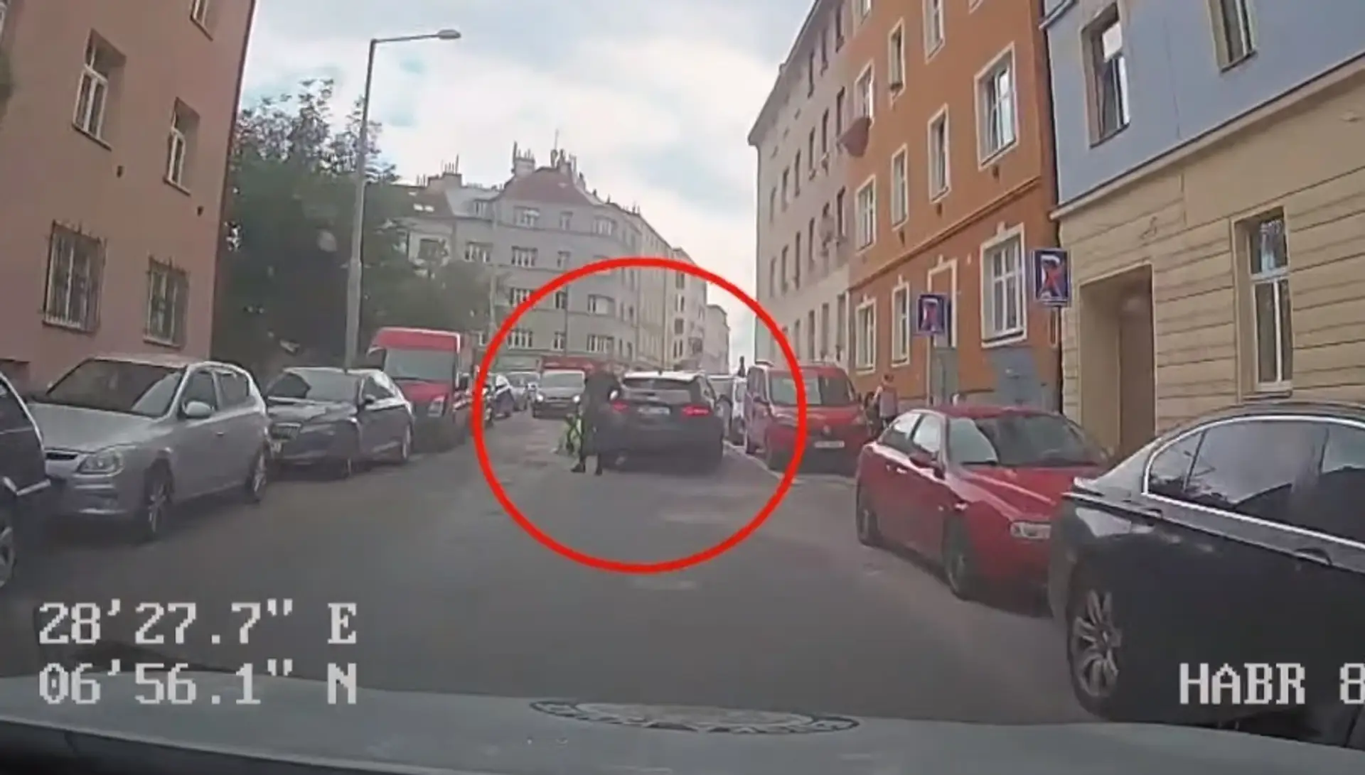 Muž prešiel policajtovi po nohe.