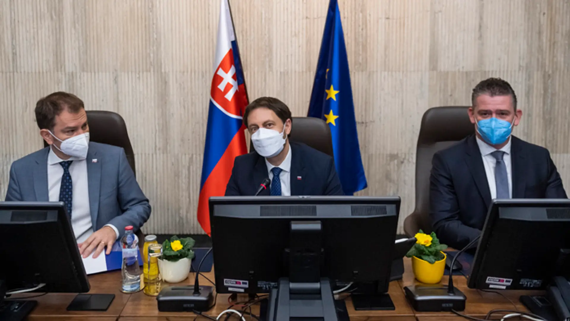 Na snímke zľava minister financií SR Igor Matovič a predseda vlády SR Eduard Heger.