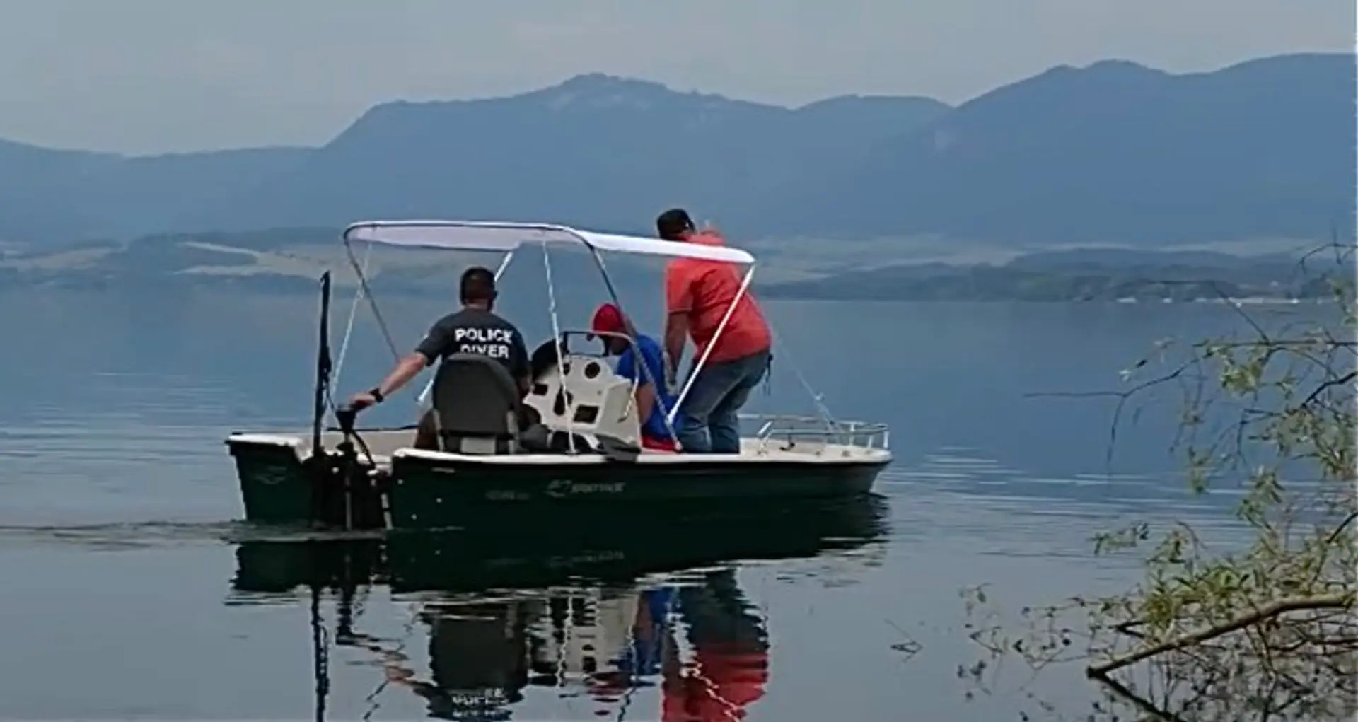 Pátranie po rybároch na Liptovskej Mare prevzali špeciálni záchranári. 