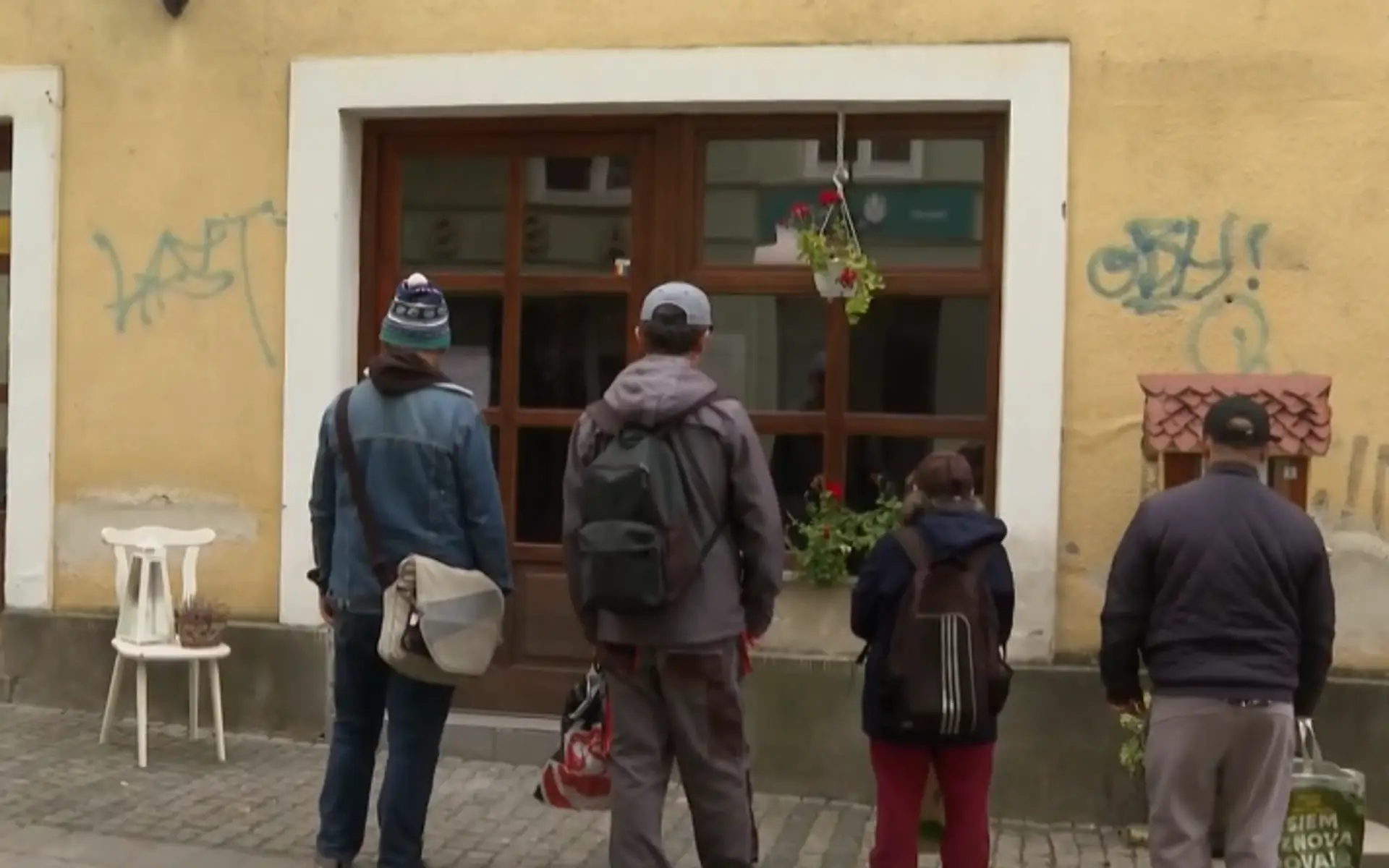 Na snímke ľudia pred Charity shopom v Prešove. 