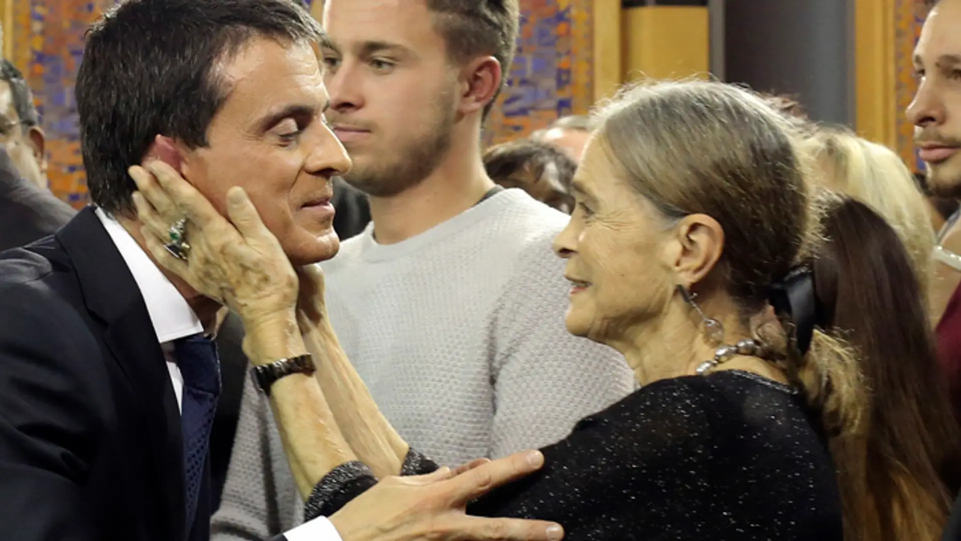 Manuel Valls a jeho matka Luisangela Galfettiová po ohlásení prezidentskej kandidatúry.