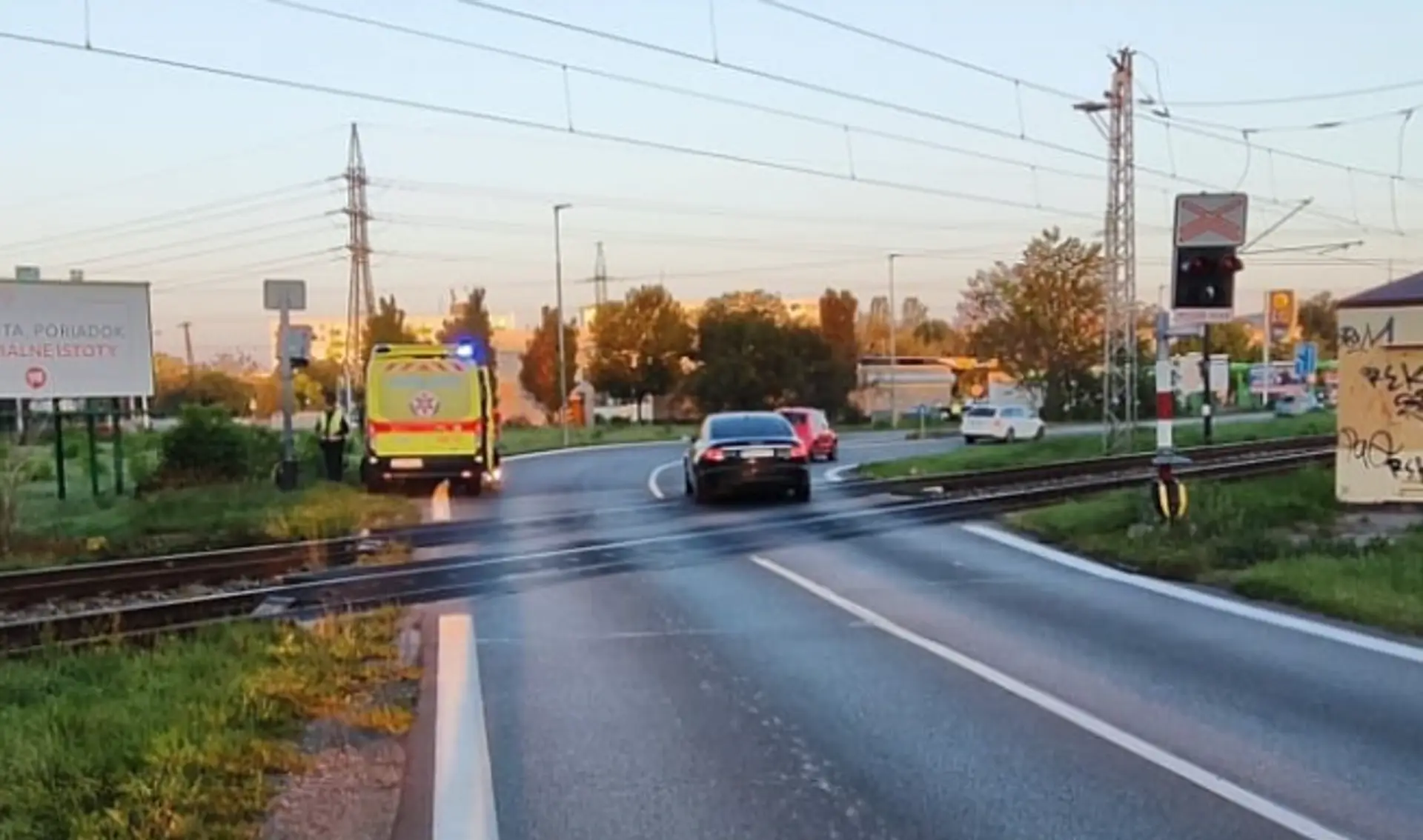 Železničné priecestie na Vrakunskej ceste v Bratislave, kde vlak zachytil mladú ženu.