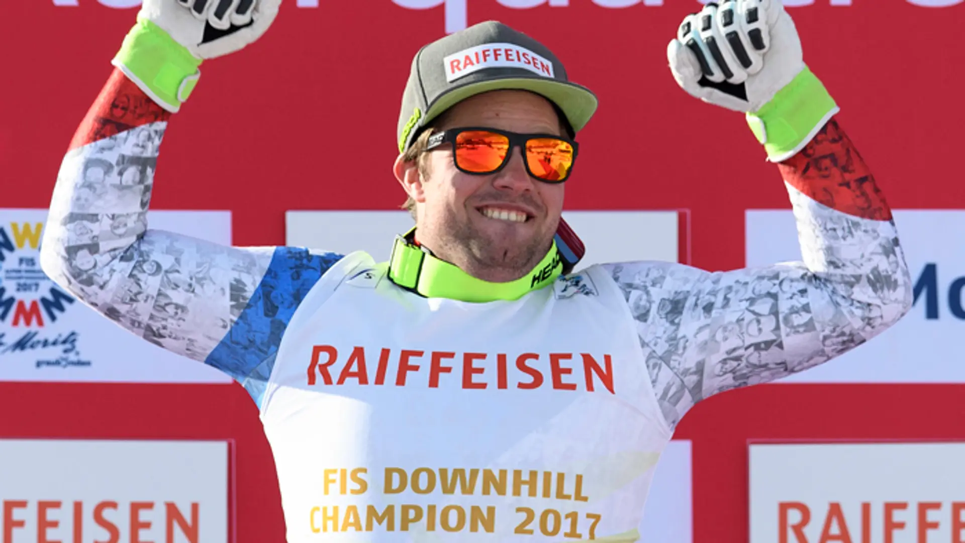 Švajčiar Beat Feuz sa raduje na pódiu z víťazstva v zjazde mužov na MS.