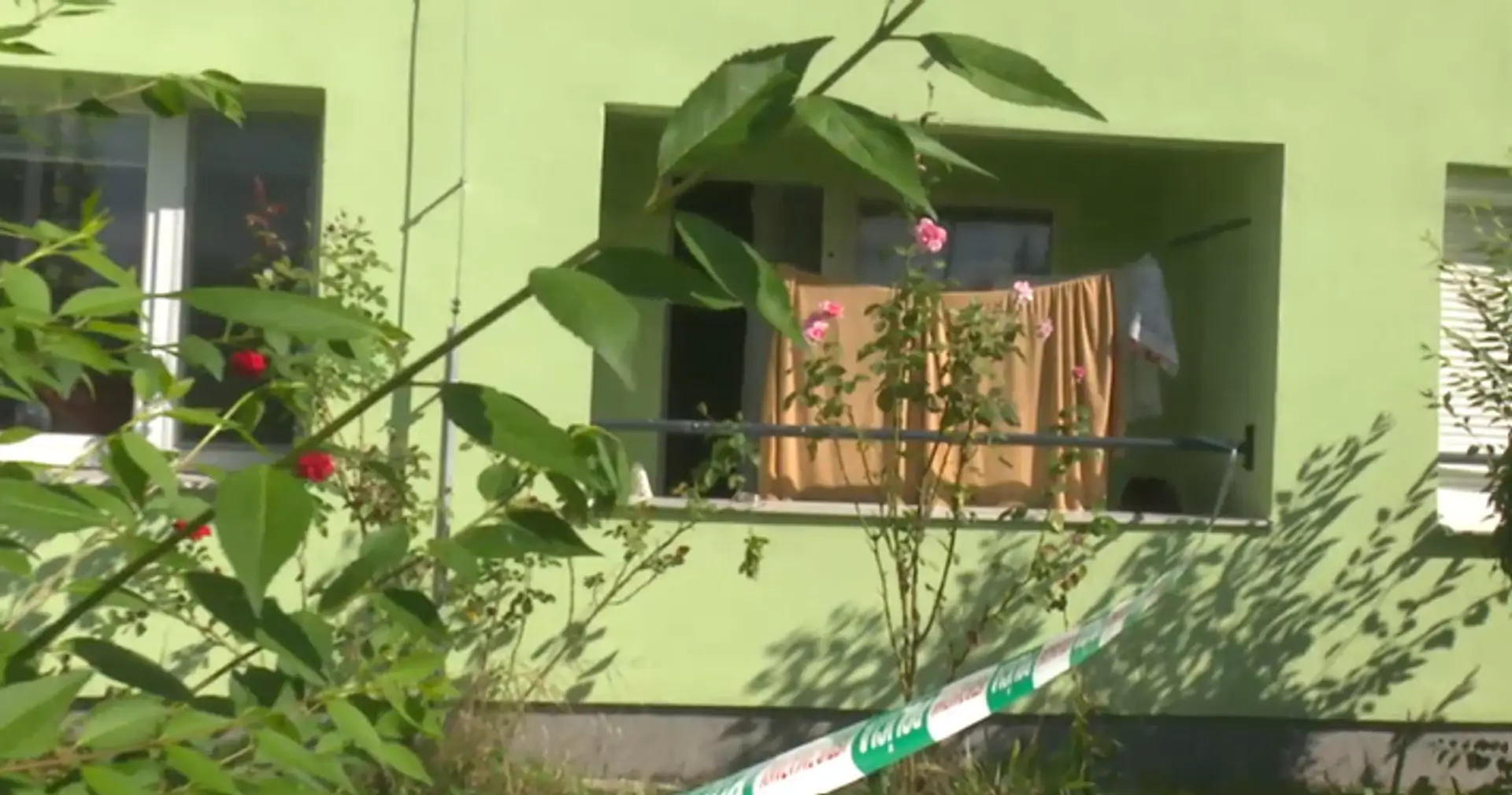 Na snímke bytový dom v Poltári, v ktorom žena bodla muža.