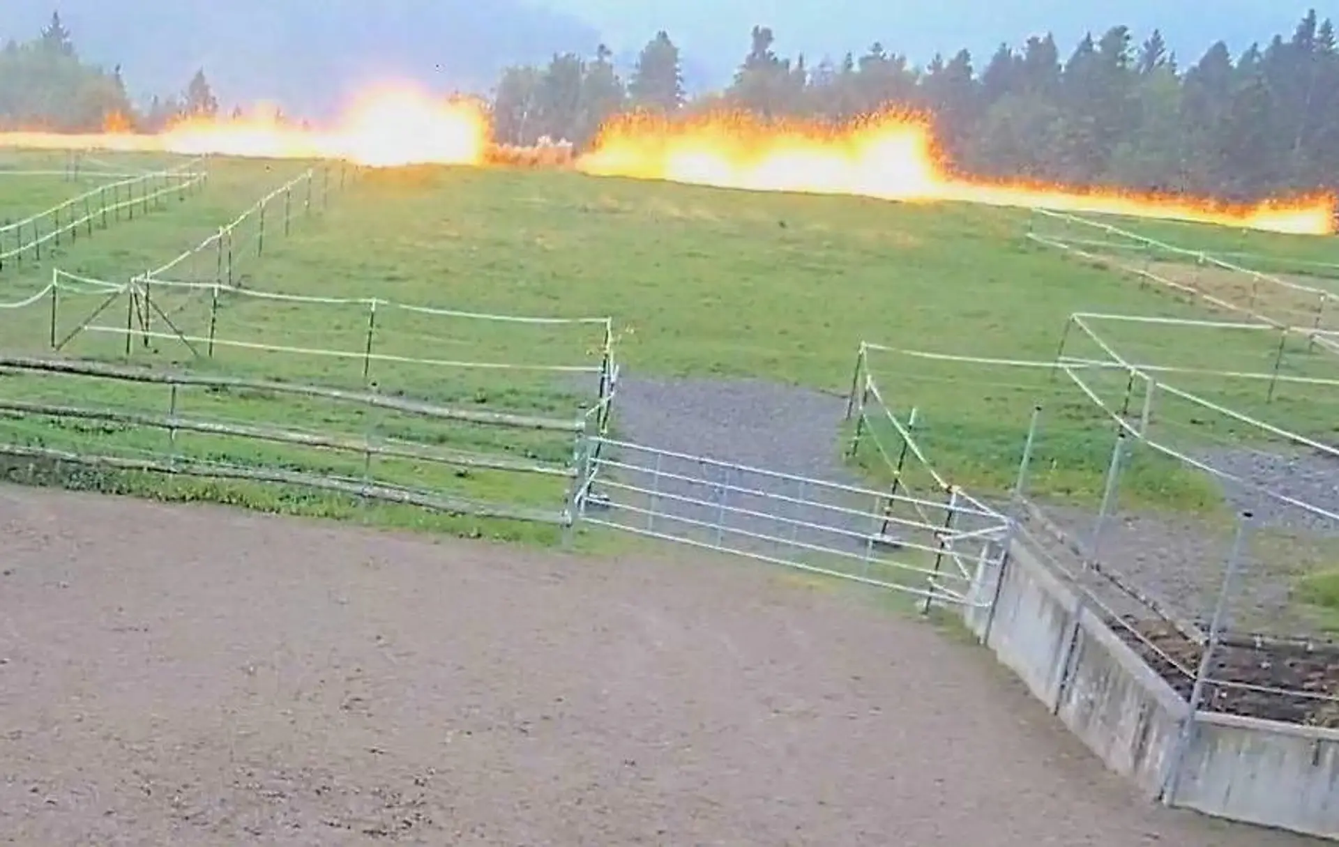 Výbuch elektrického plota po zásahu bleskom.