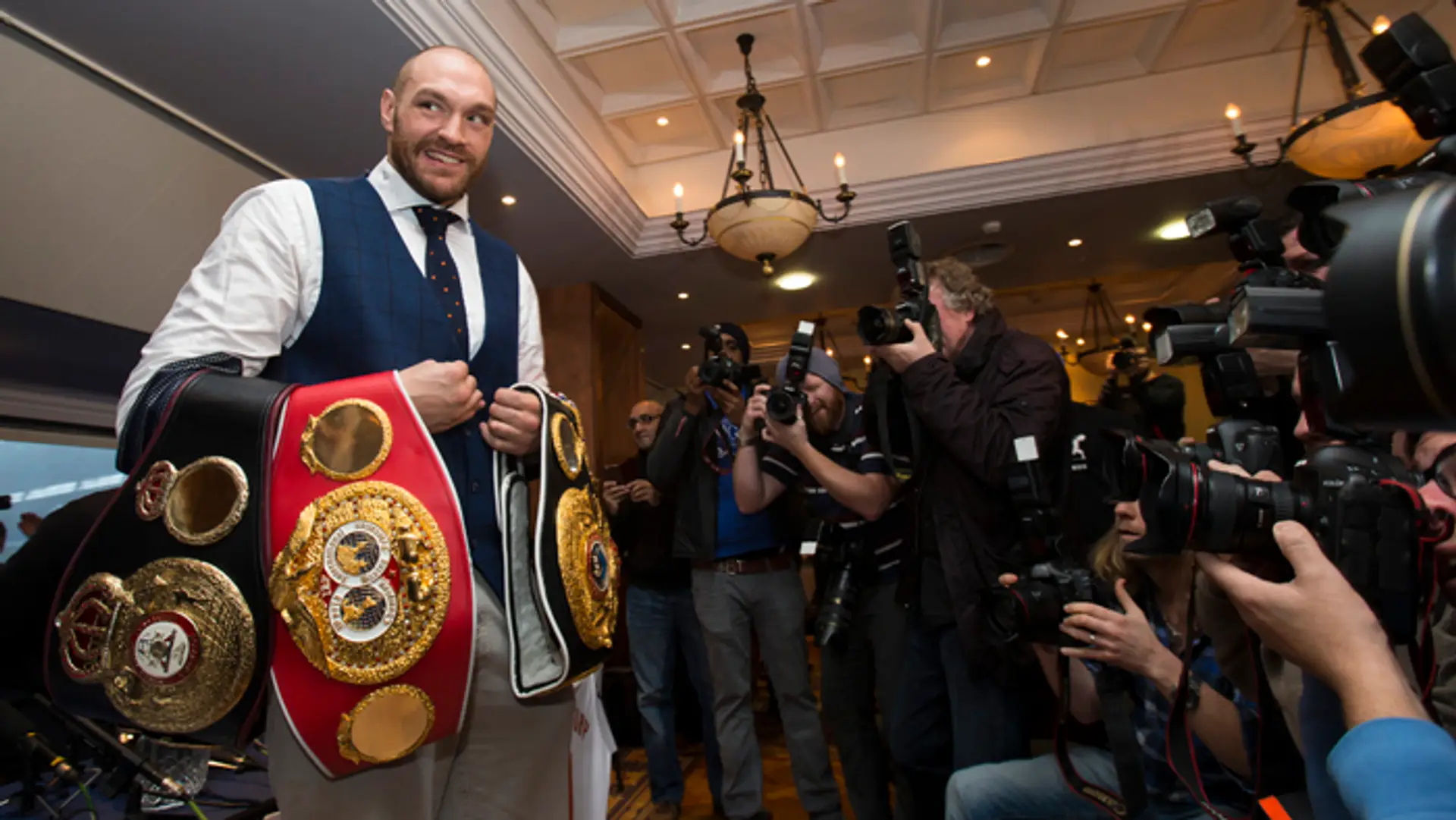 Tyson Fury s víťaznými opaska na archívnej snímke z 30. novembra.