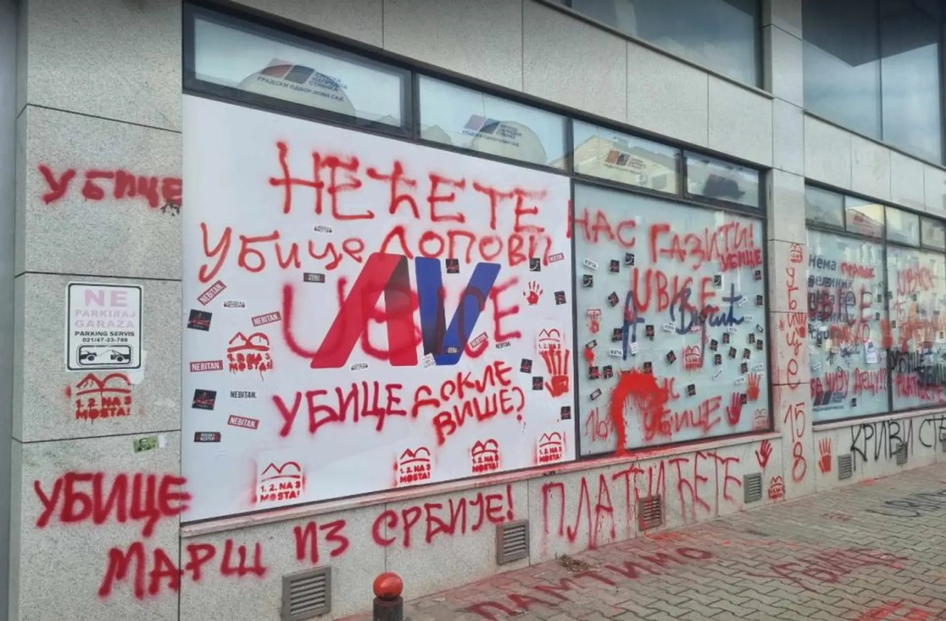 Posprejované priečelie budovy vládnucej Srbskej pokrokovej strany (SNS) v Novom Sade.