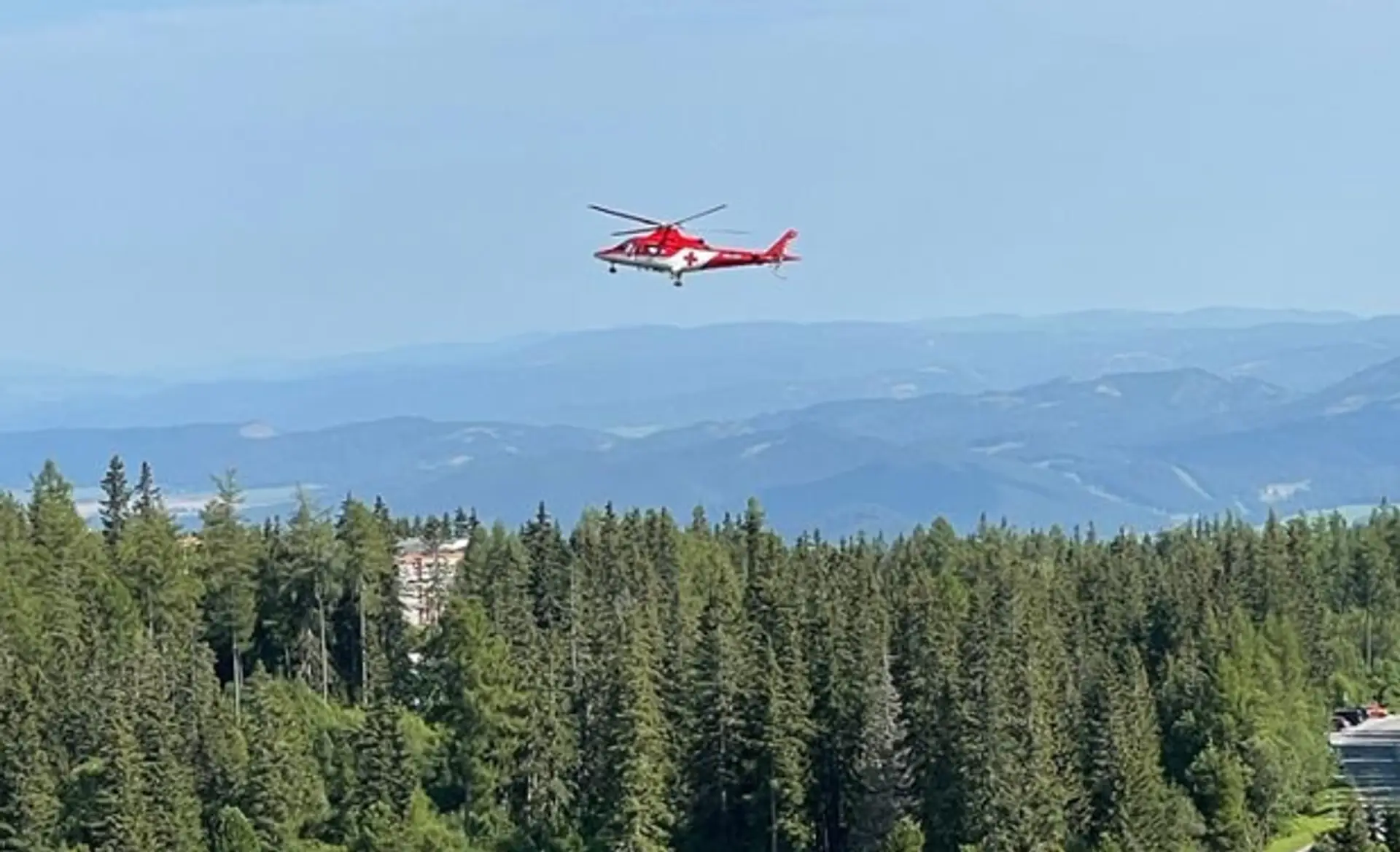 Vrtuľník vzlieta na Štrbskom Plese so zranenou turistkou.