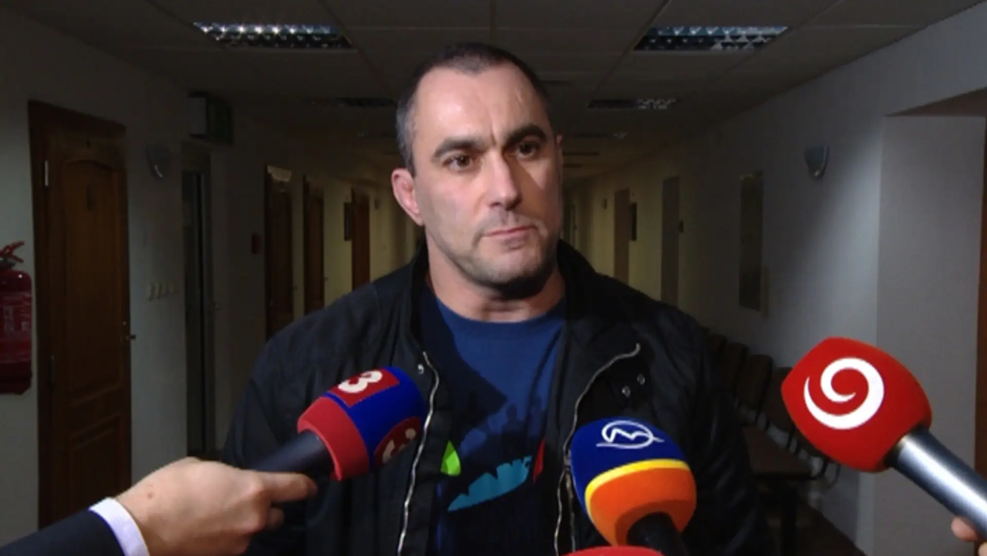 Ľuboš Tiefenbach s novinármi.