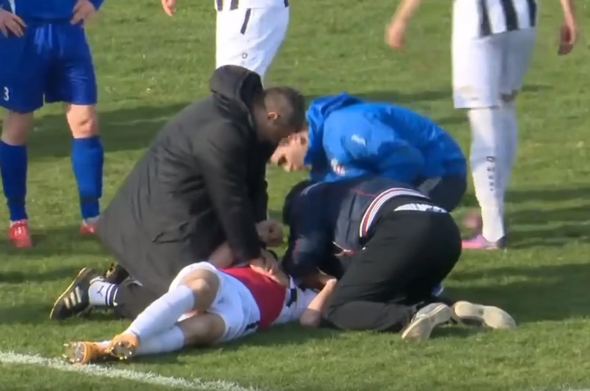 Chorvátsky futbalista Bruno Boban počas zápasu zrazu odpadol a už mu nebolo pomoci.
