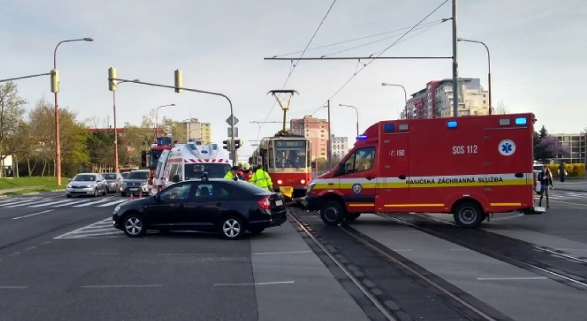 Zrážka električky s dôchodcom.