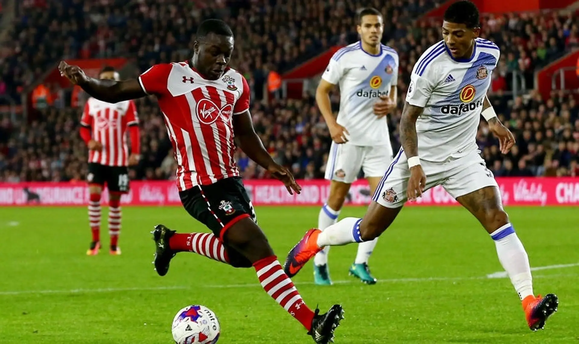 Súboj hráčov Southamptonu a Sunderlandu.